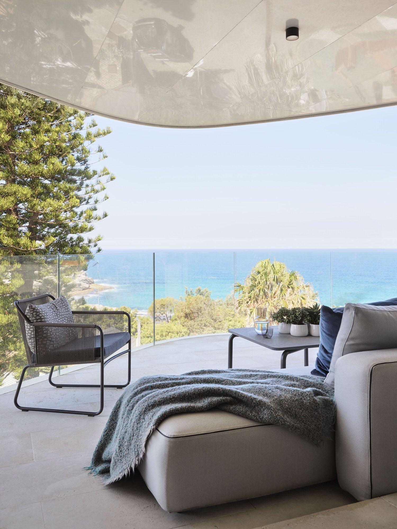 Casa moderna en Australia con fachada blanca salon con vistas al mar
