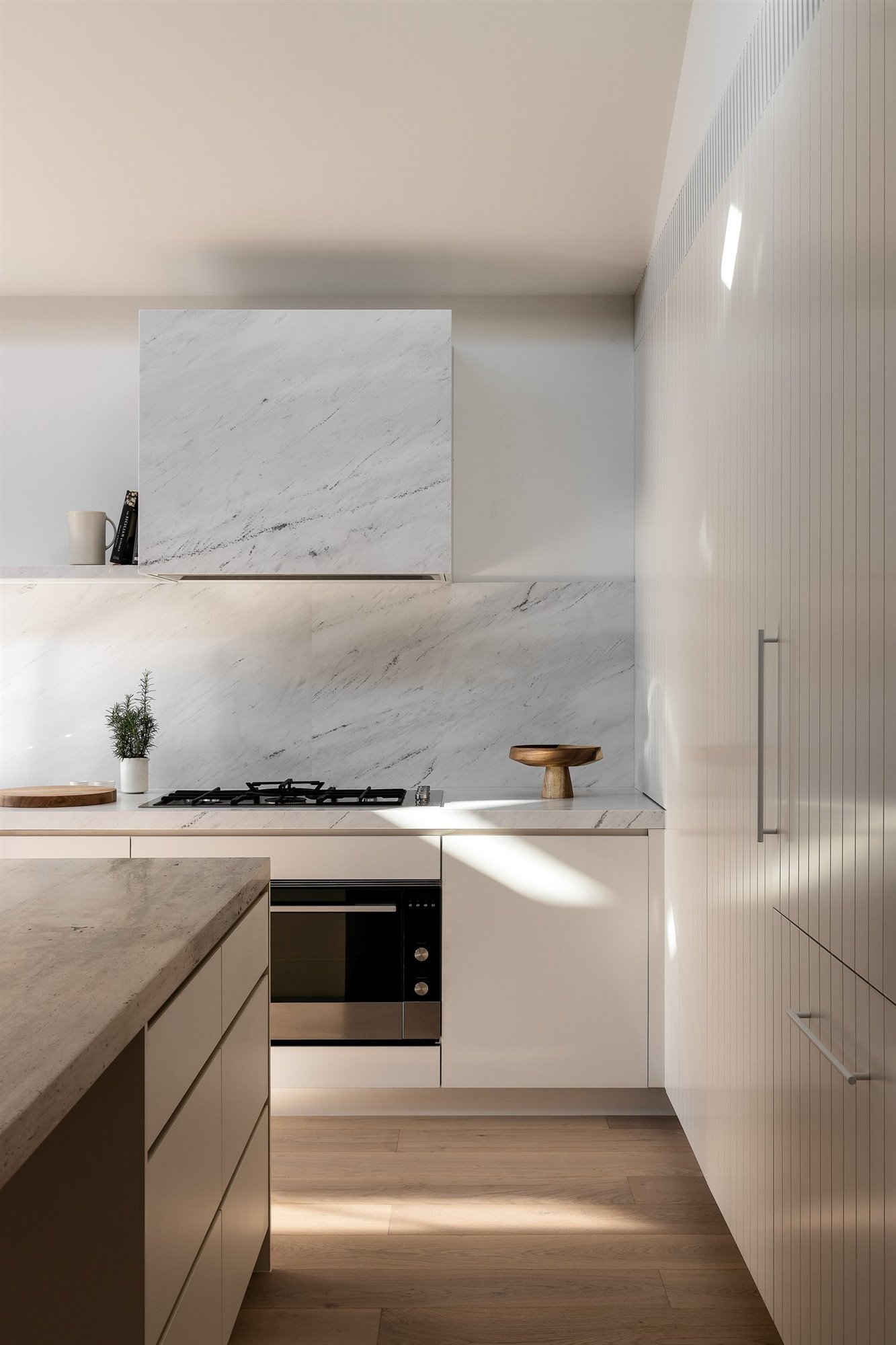 Casa moderna en Australia de madera cocina de piedra blanca