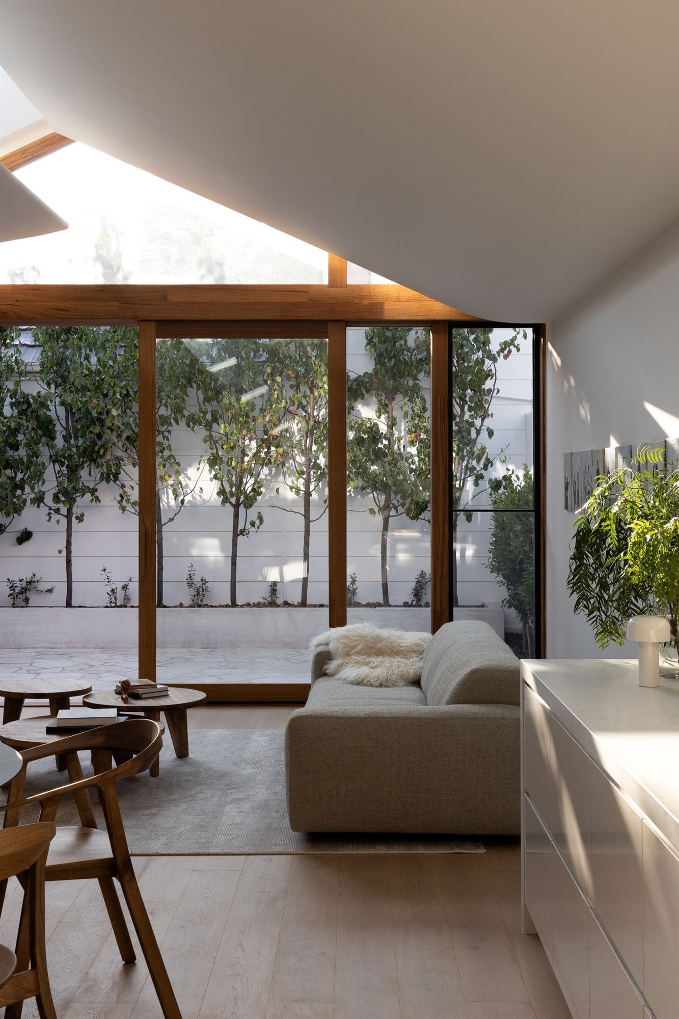 Casa moderna en Australia de madera salon con lucernario