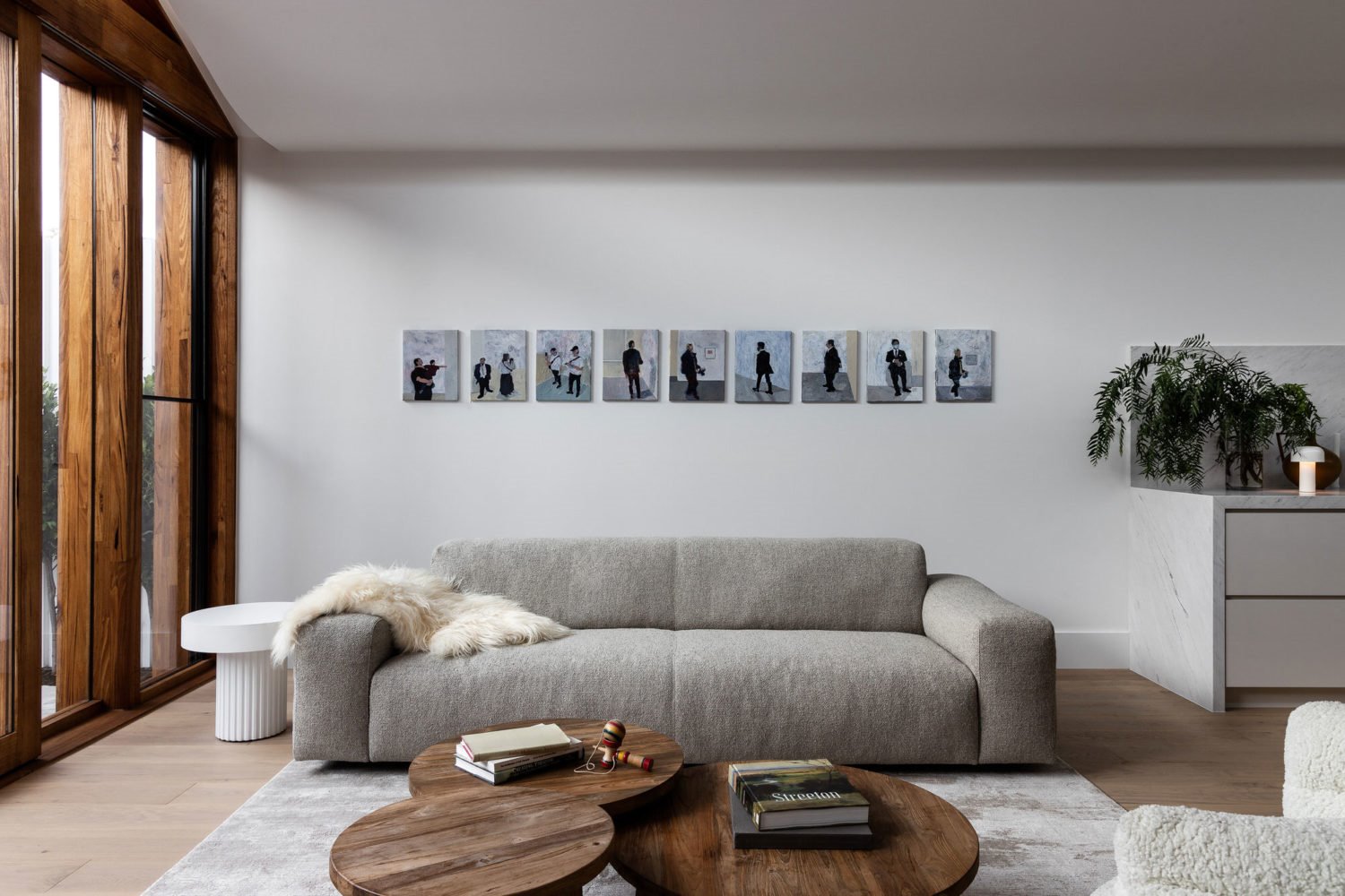 Casa moderna en Australia de madera salon con sofa gris