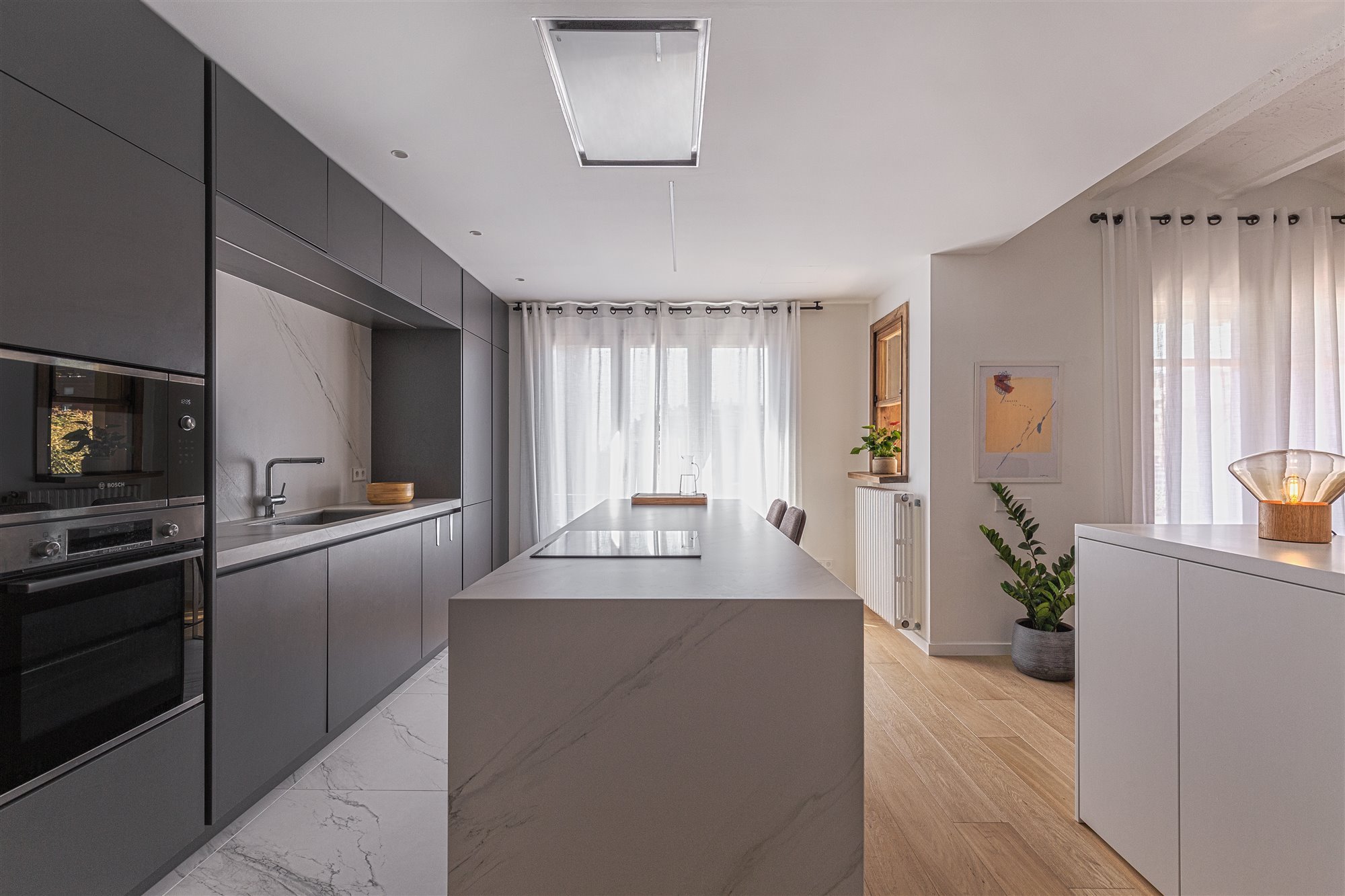 Piso reformado en Barcelona con mucha luz cocina en isla