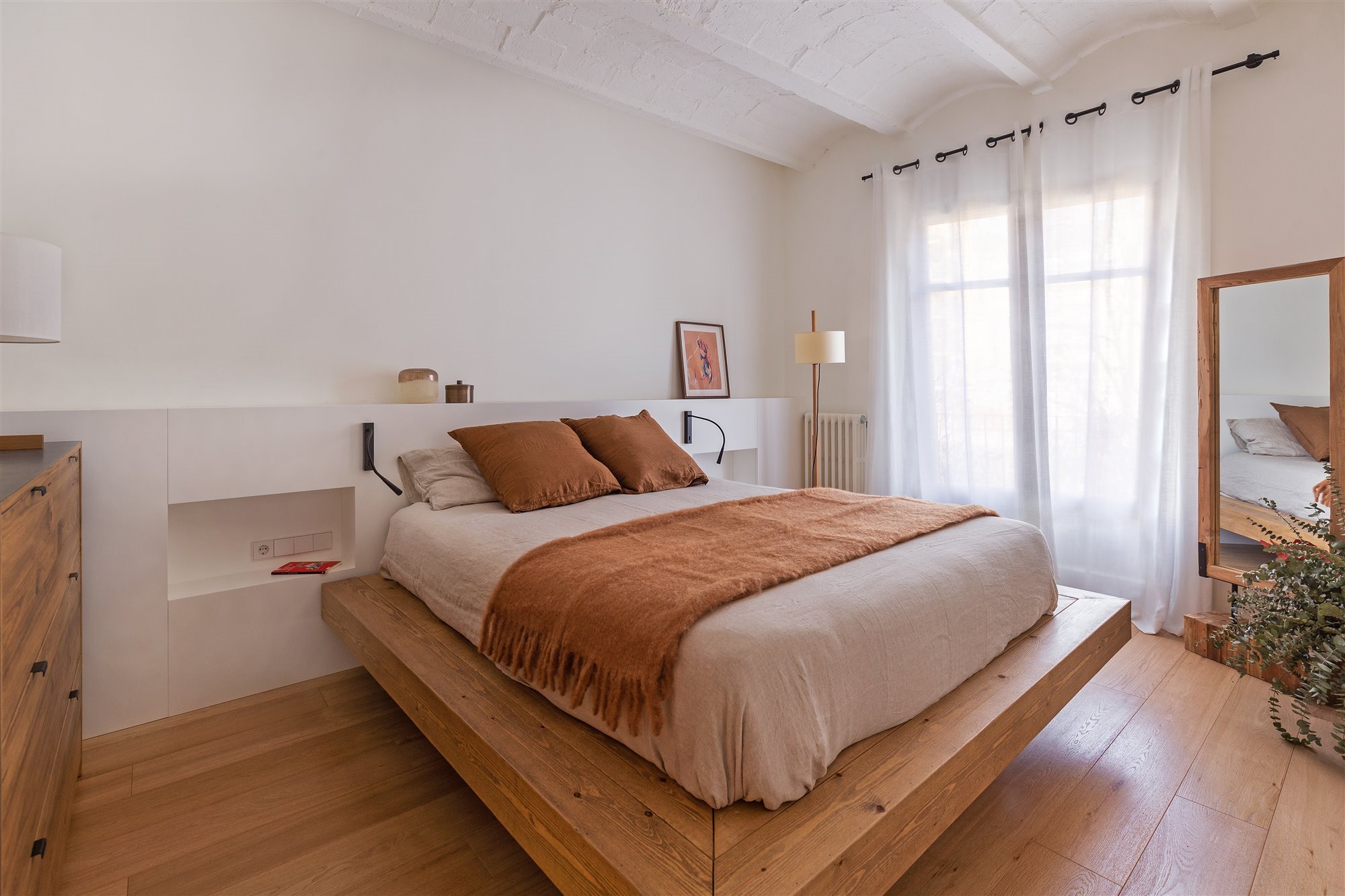 Piso reformado en Barcelona con mucha luz dormitorio