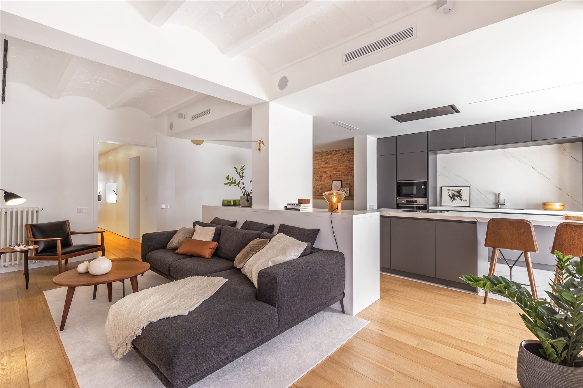 Piso reformado en Barcelona con mucha luz salon abierto a la cocina