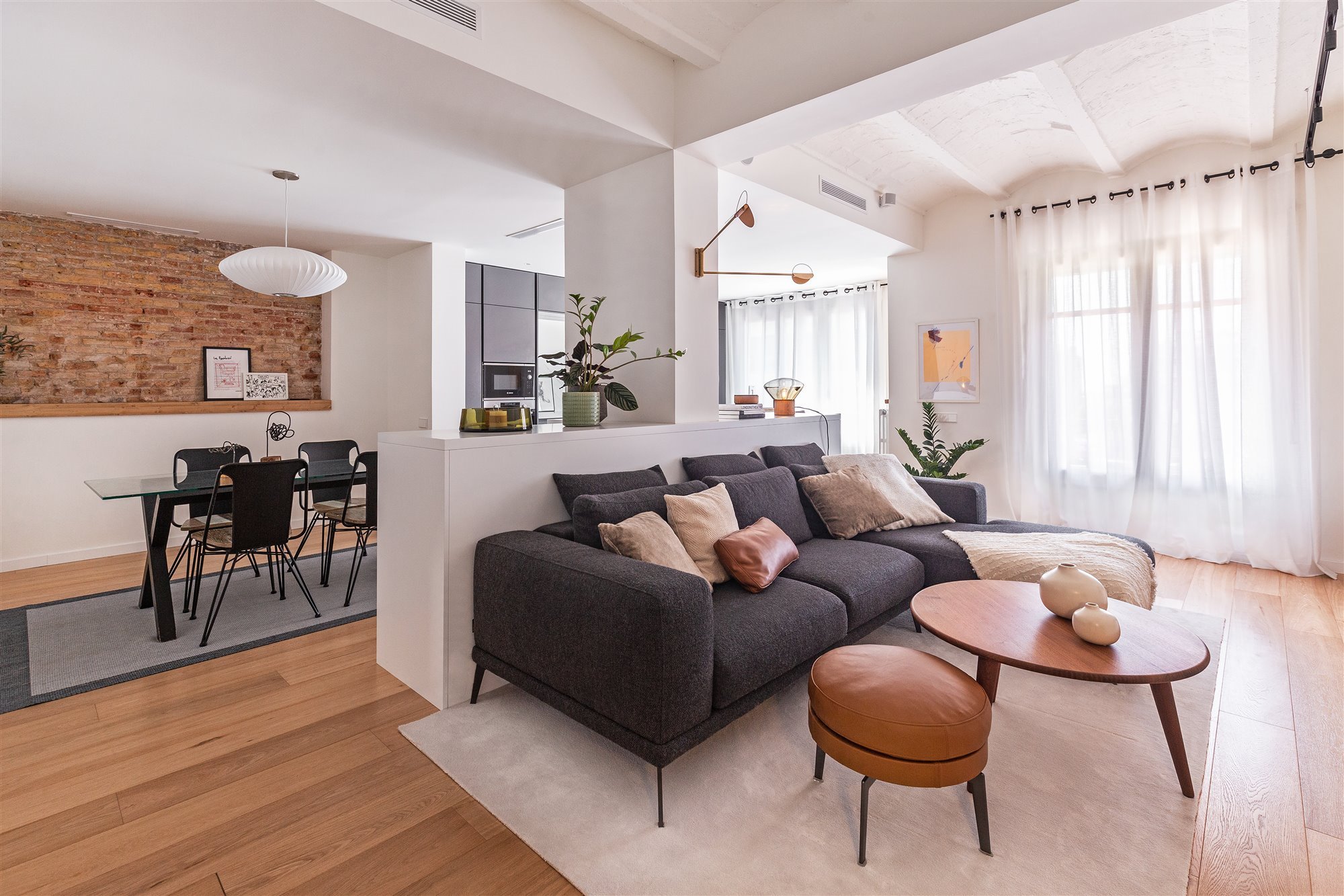 Piso reformado en Barcelona con mucha luz salon comedor