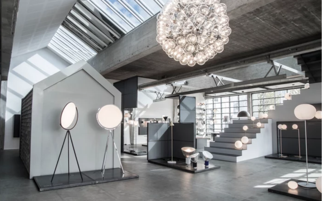 El showroom de la firma italiana de luminaria Flos en escandinavia está ideado por Lykke