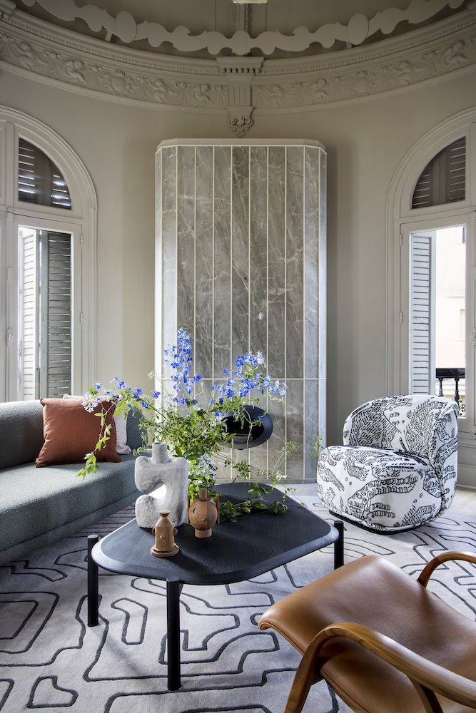 La alfombra Fragments sirve de elemento aglutinador con el resto de mobiliario danés en el espacio diseñado por Enrico Navazo en Casa Decor