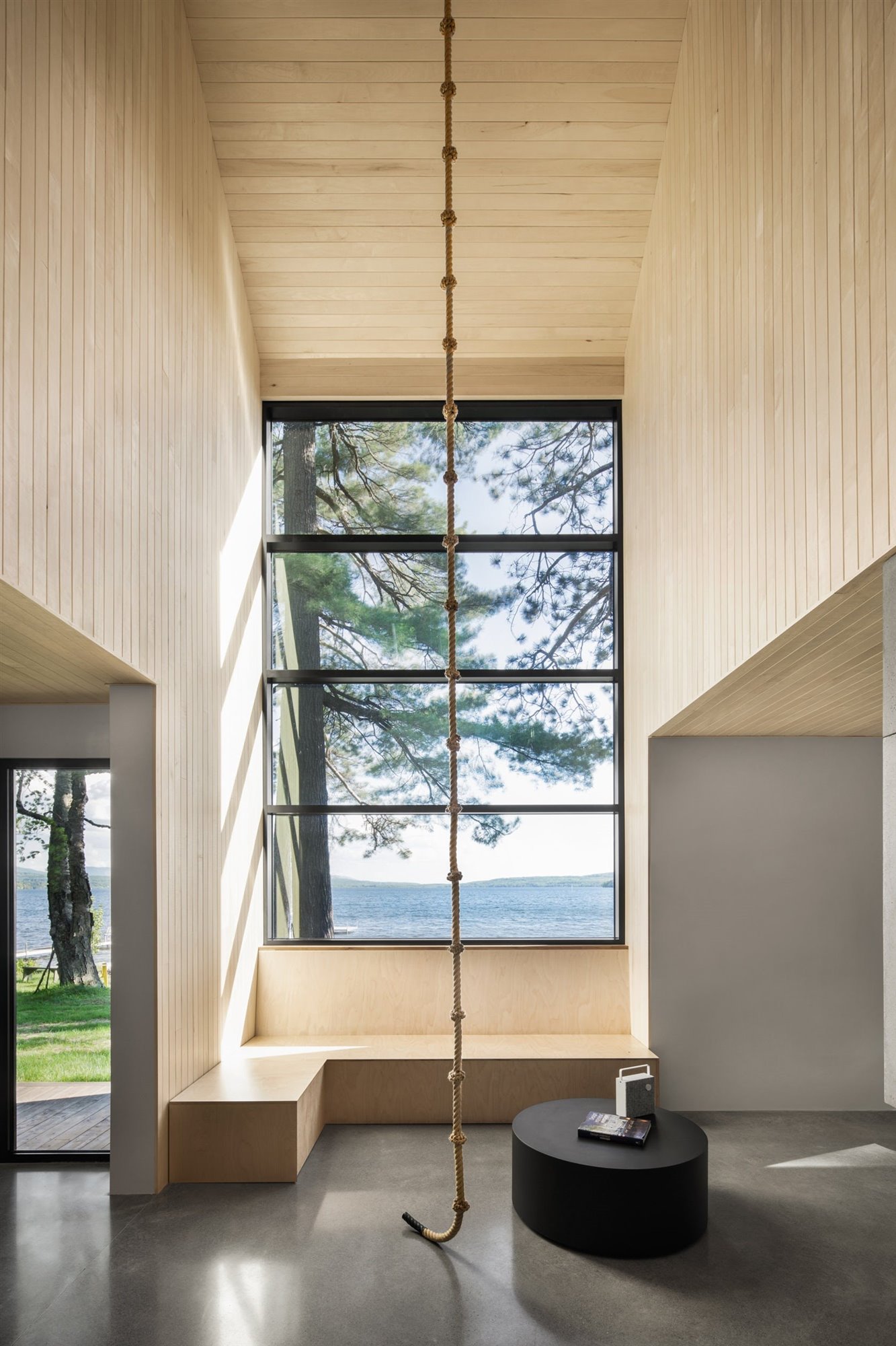 cuerda para columpiarse cabaña de madera