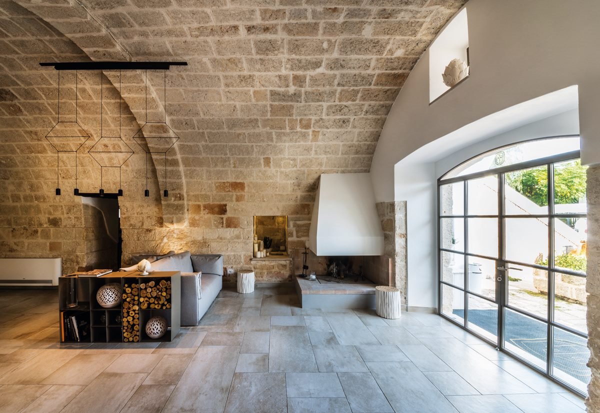 salón con chimenea hotel italia