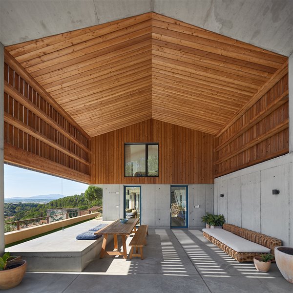Esta casa moderna y pasiva en Girona es un prodigio de eficiencia energética (y de vistas)