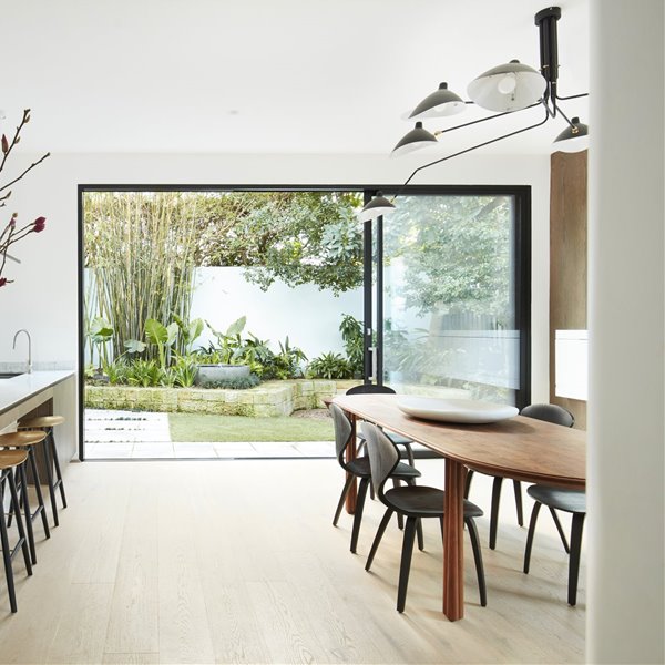 Una moderna casa con fachada blanca y diseño orgánico en Australia