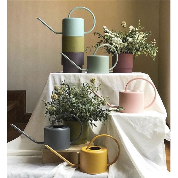 Las regaderas más bonitas (y de diseño) para cuidar tus plantas con estilo