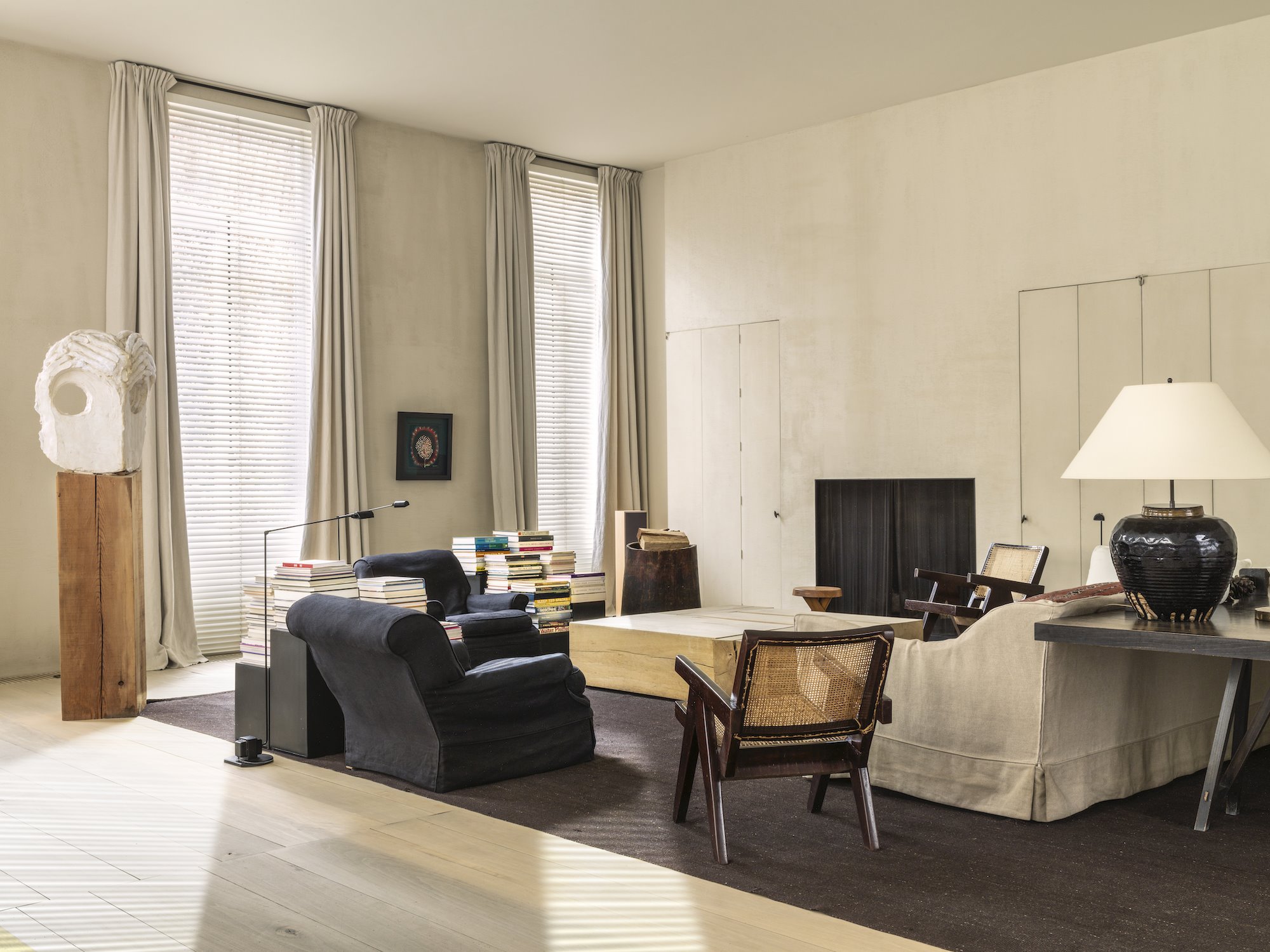 Salon con decoracion de estilo nordico y cortinas