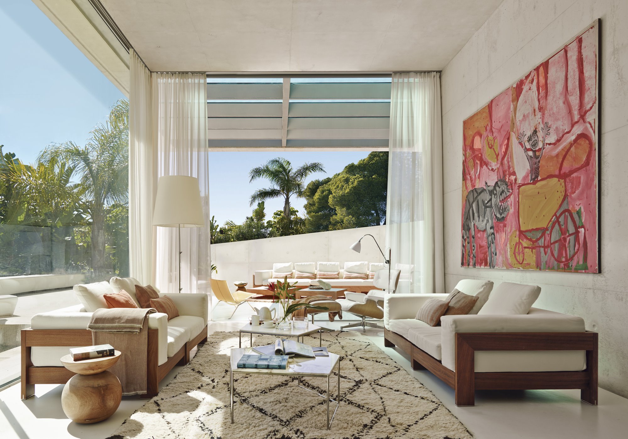 Salon con grandes ventanas y cortinas blancas
