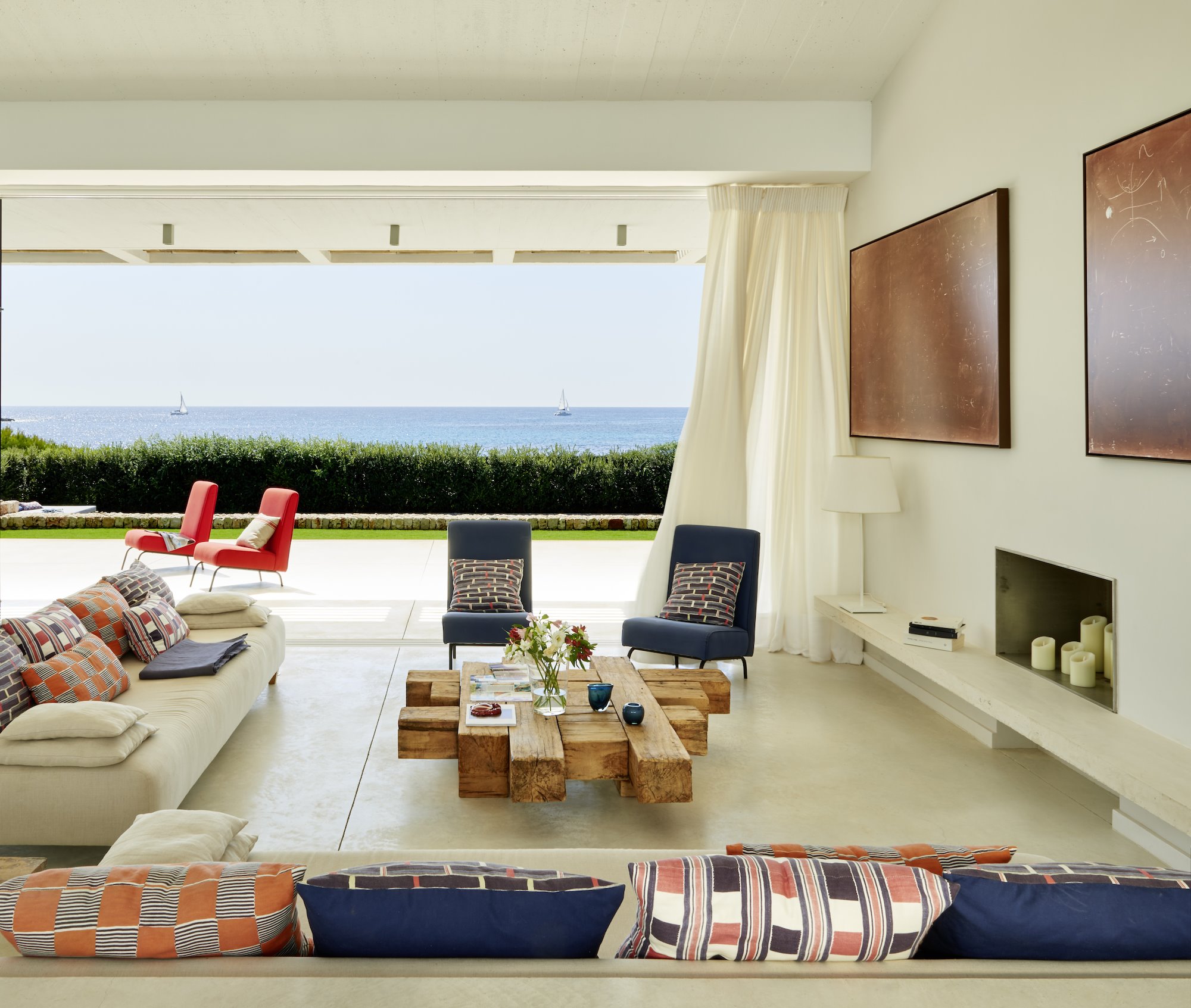 salon con vistas al mar y cortinas blancas