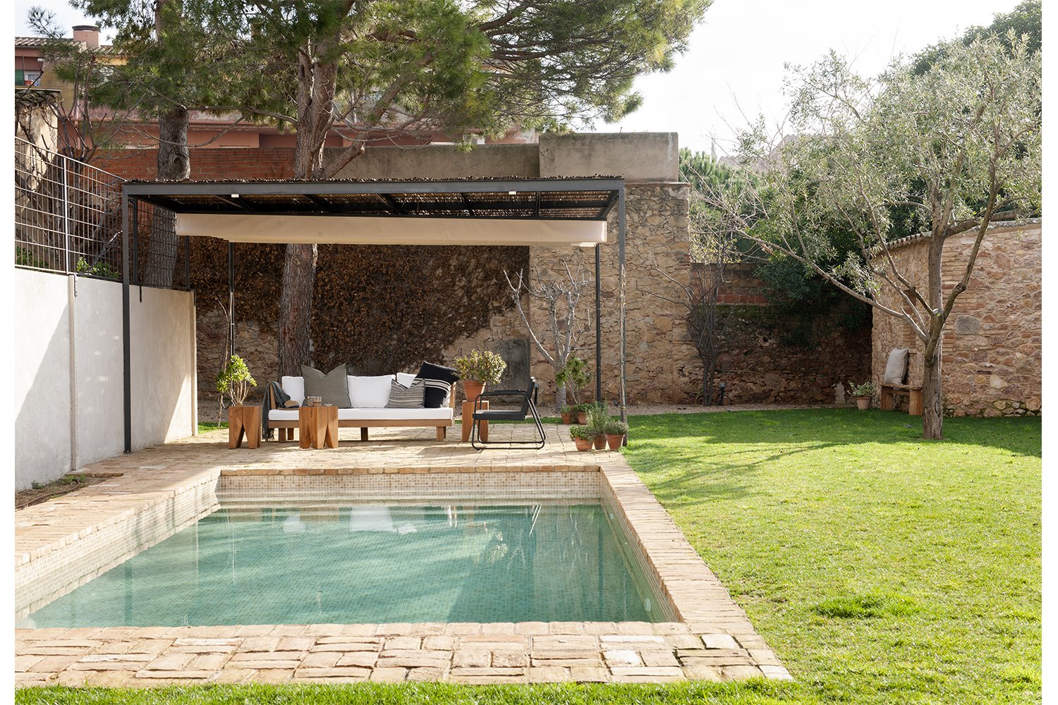 Casa moderna estilo rústico jardín con piscina y porche