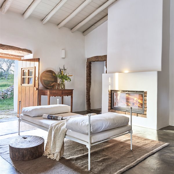 Casa moderna estilo rústico salón con chimenea