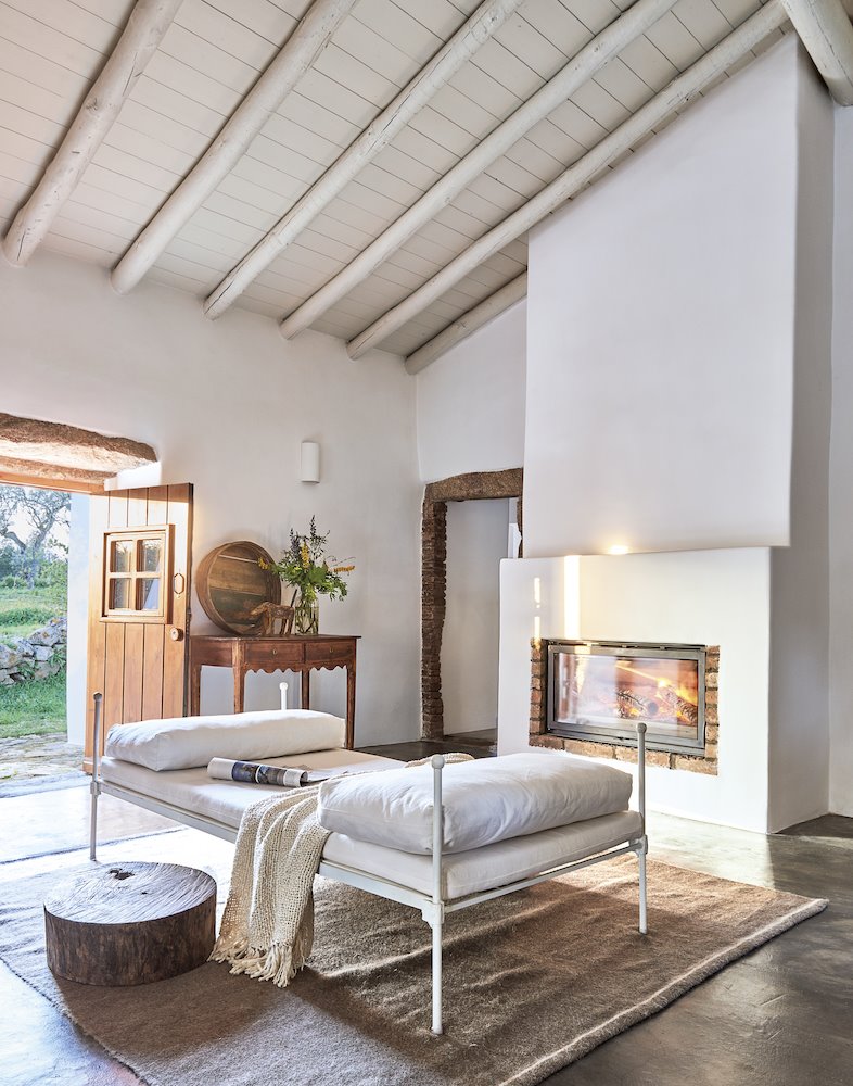 Casa moderna estilo rústico salón con chimenea