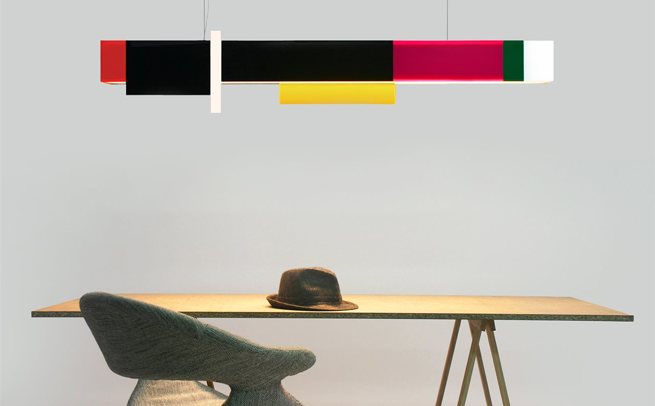 La lámpara Mondrian esta constituida por varias capas de acrílico de color y en la que la luz LED se proyecta directa e indirectamente.