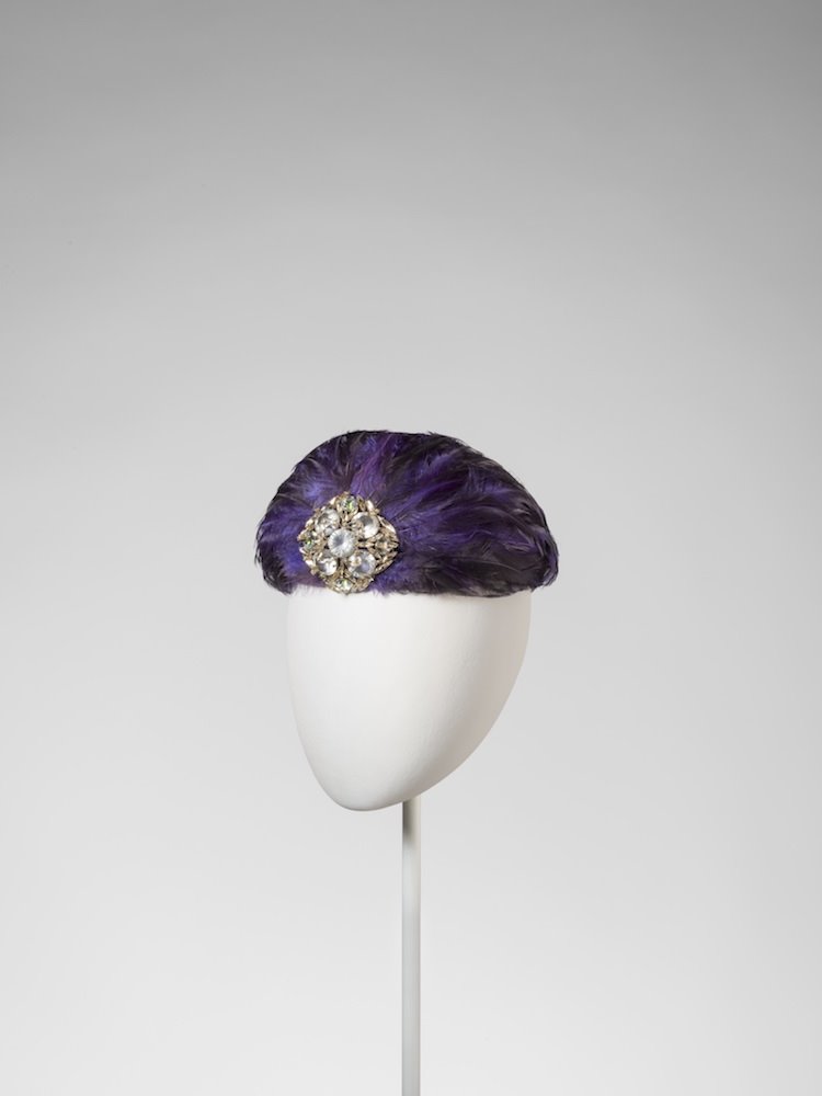 BALENCIAGA Toque violette et bijou doré 1959-2