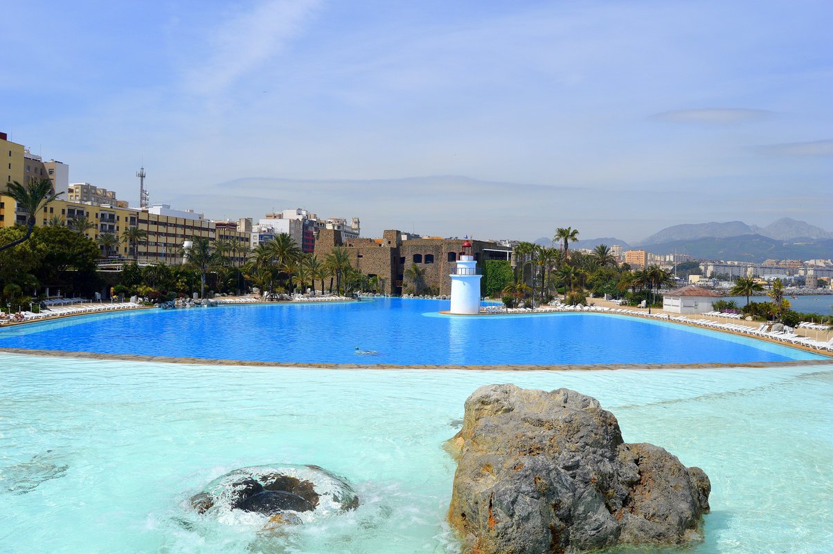 Piscinas de El Parque Marítimo del Mediterráneo en Ceuta de cesar manrique. César Manrique, en Ceuta