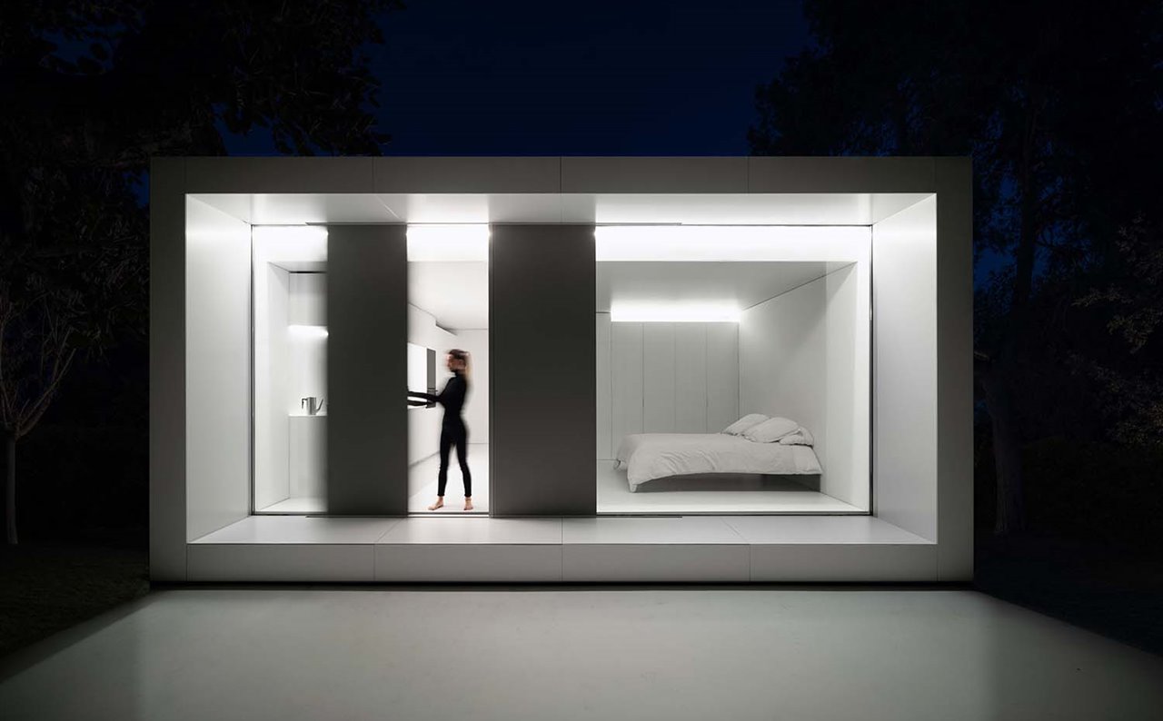 una moderna casa de Fran Silvestre que es como una caja de luz blanca y pura
