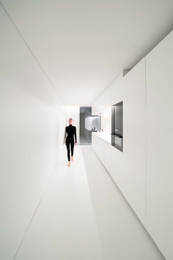 La influencia de su maestro Alvaro Siza se muestra en la querencia de Fran Silvestre por los volúmenes de expresión muy definida, el blanco impoluto y la desnudez espacial.