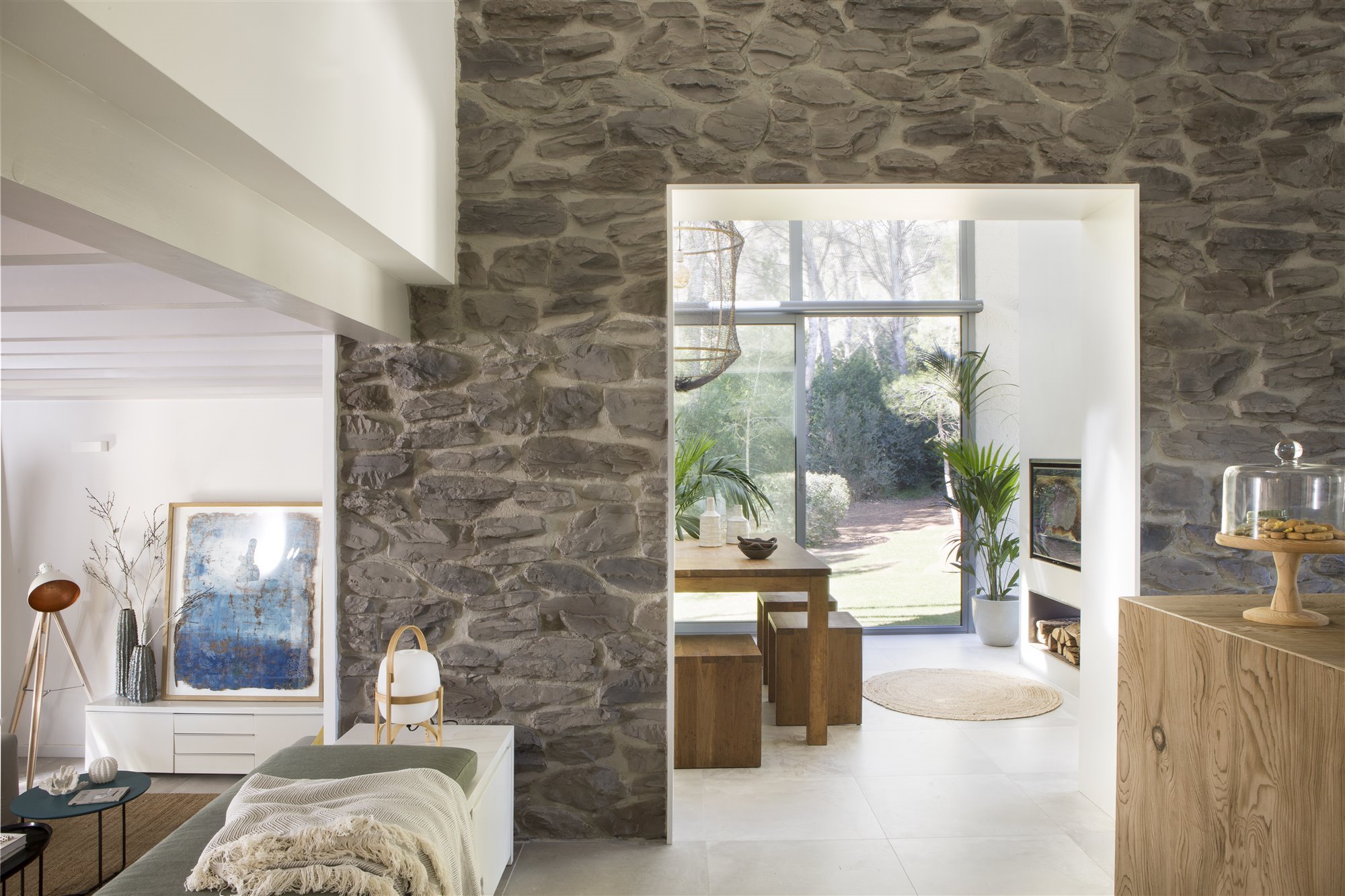Casa reformada por la interiorista Pia Capdevila con la lampara de mesa Cesta de Miguel Mila. Lámpara Cestita, diseño de Miguel Milá para Santa & Cole
