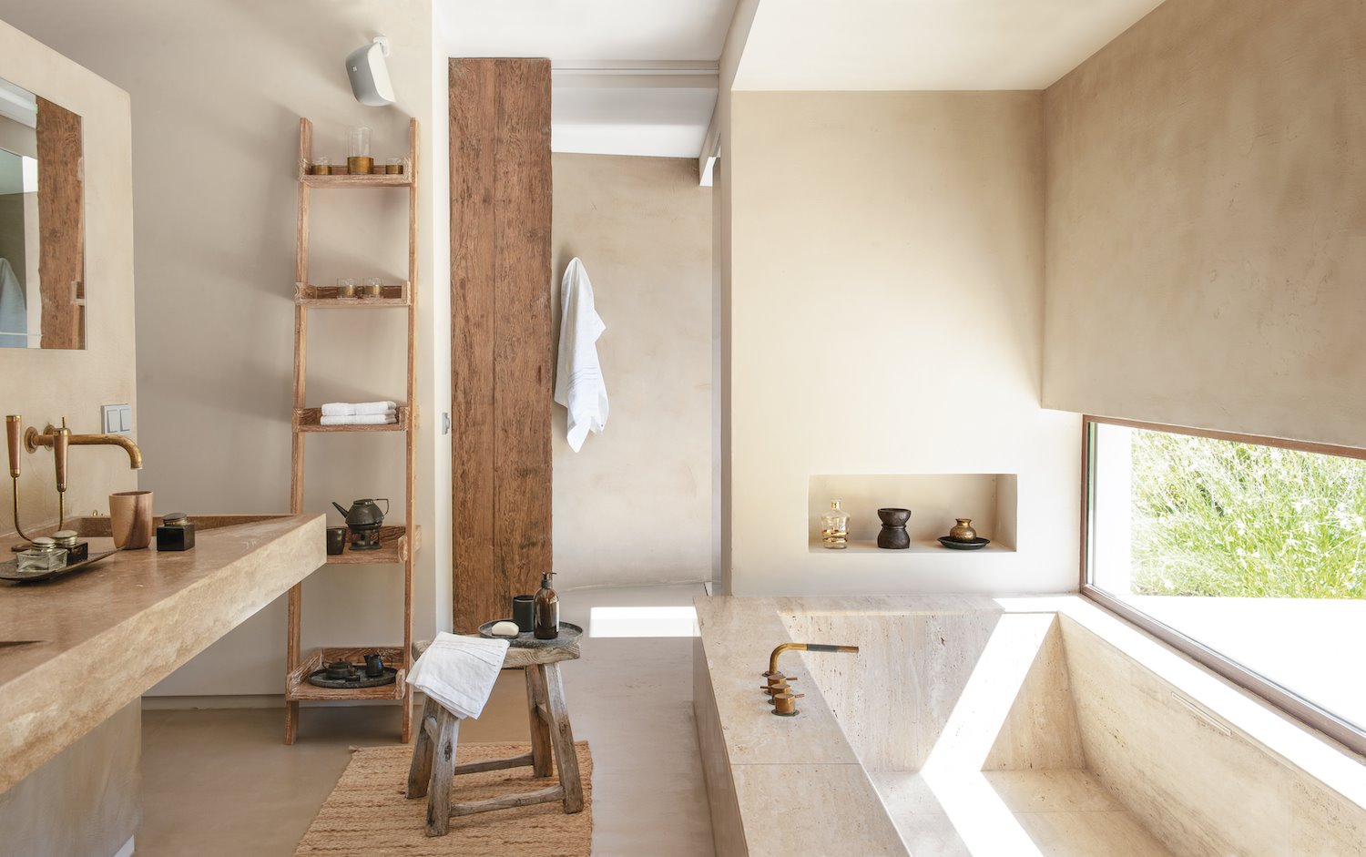 Baño con bañera y muebles hechos a medida. No dar un aire global