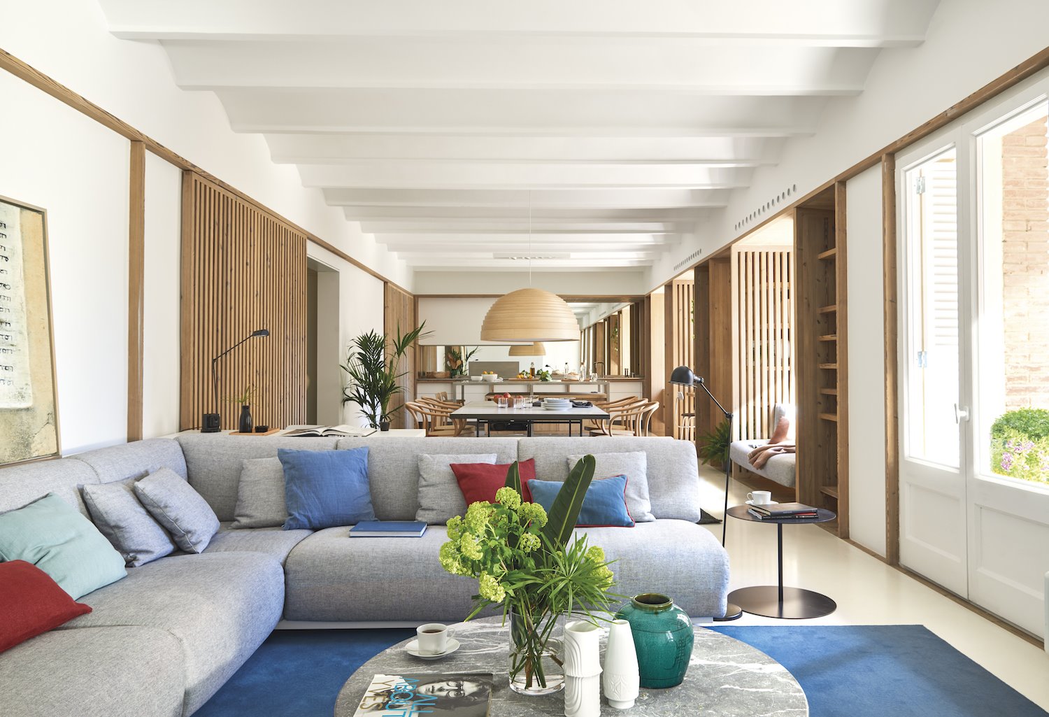 Salon comedor de un piso con muebles hechos a medida. No medir con precisión