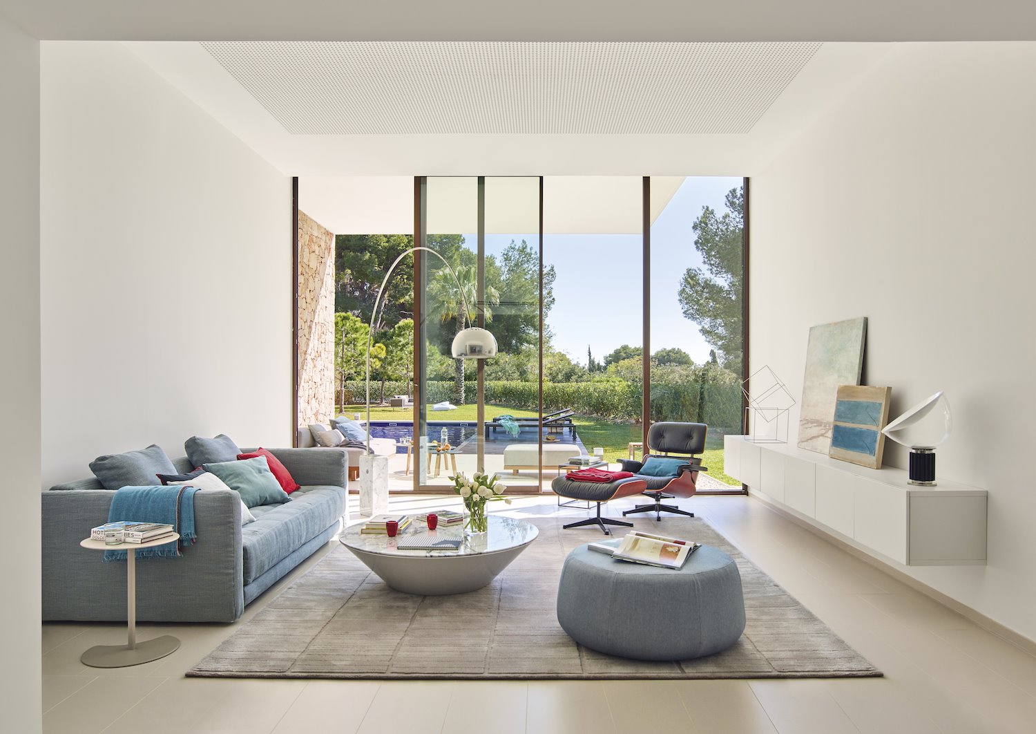 salon con vistas al jardin y una piscina. Seguir al pie de la letra las tendencias