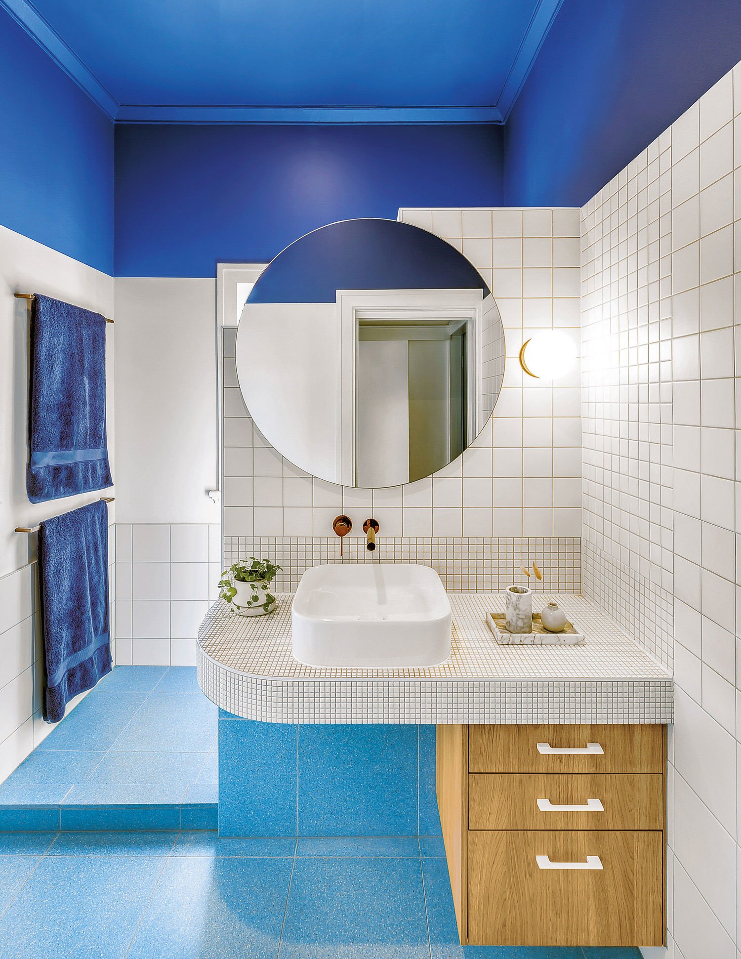 Casa de verano con piscina en Brisbane con fachada blanca bañera con azulejos azules