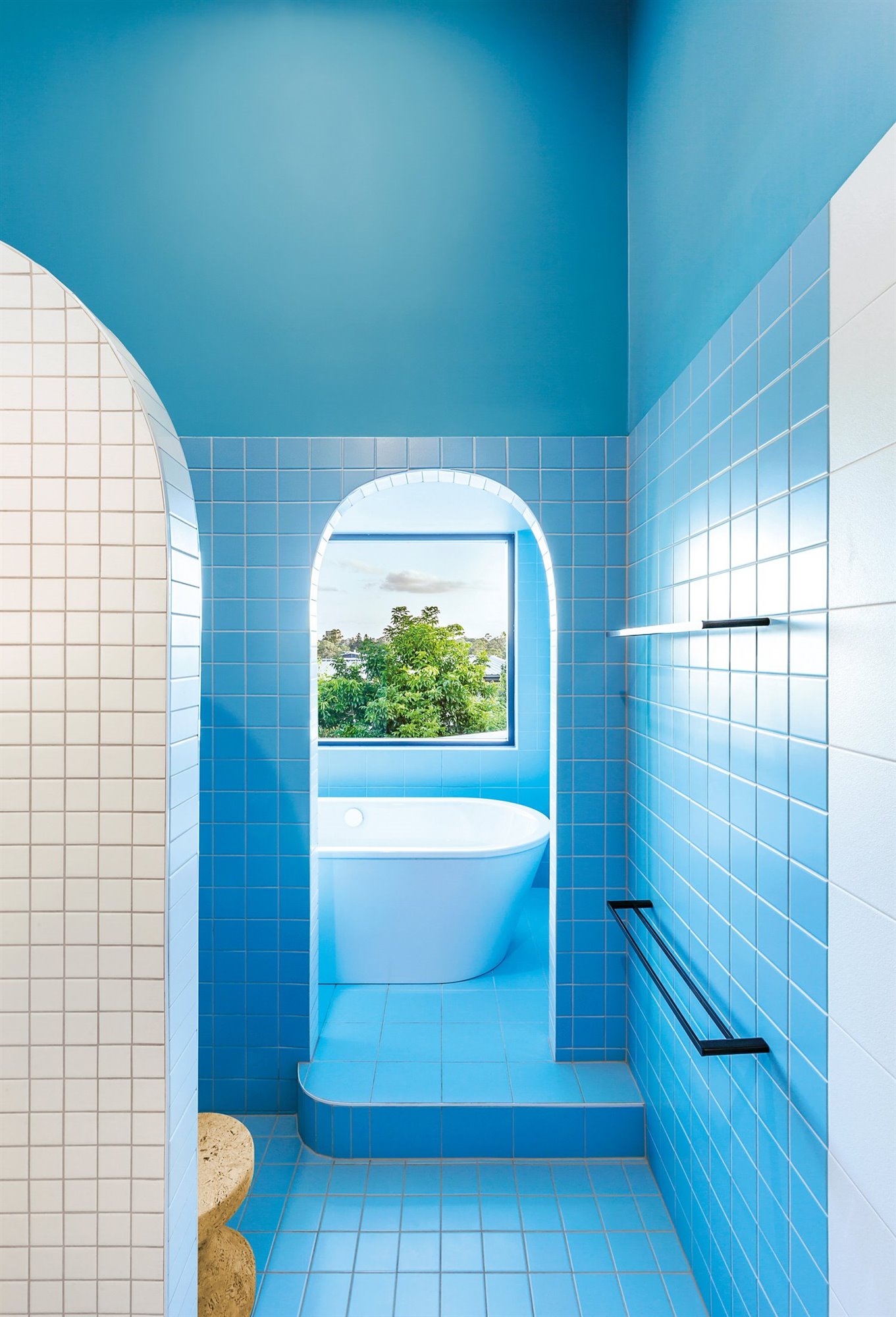 Casa de verano con piscina en Brisbane con fachada blanca baño