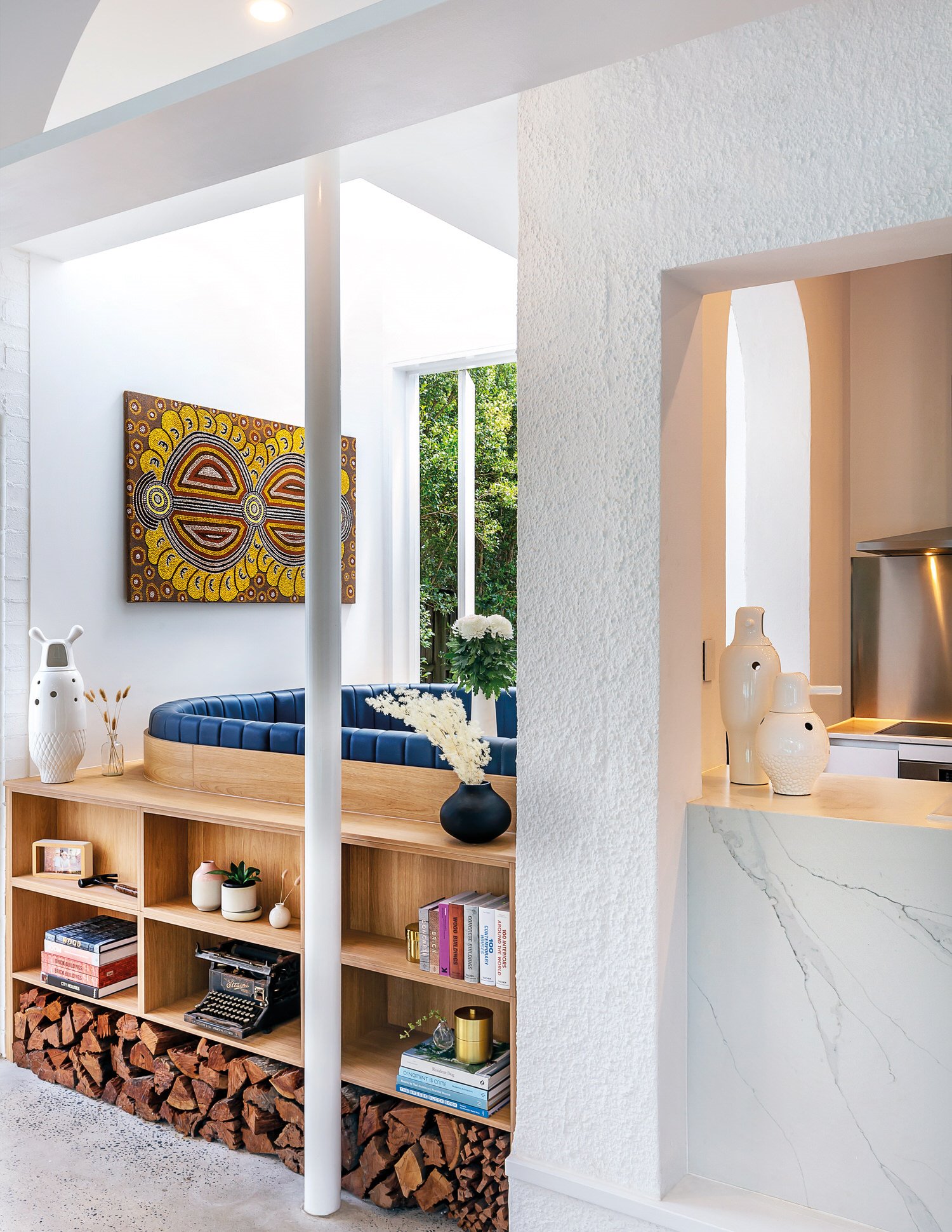 Casa de verano con piscina en Brisbane con fachada blanca cocina con mueble de madera hecho a medida