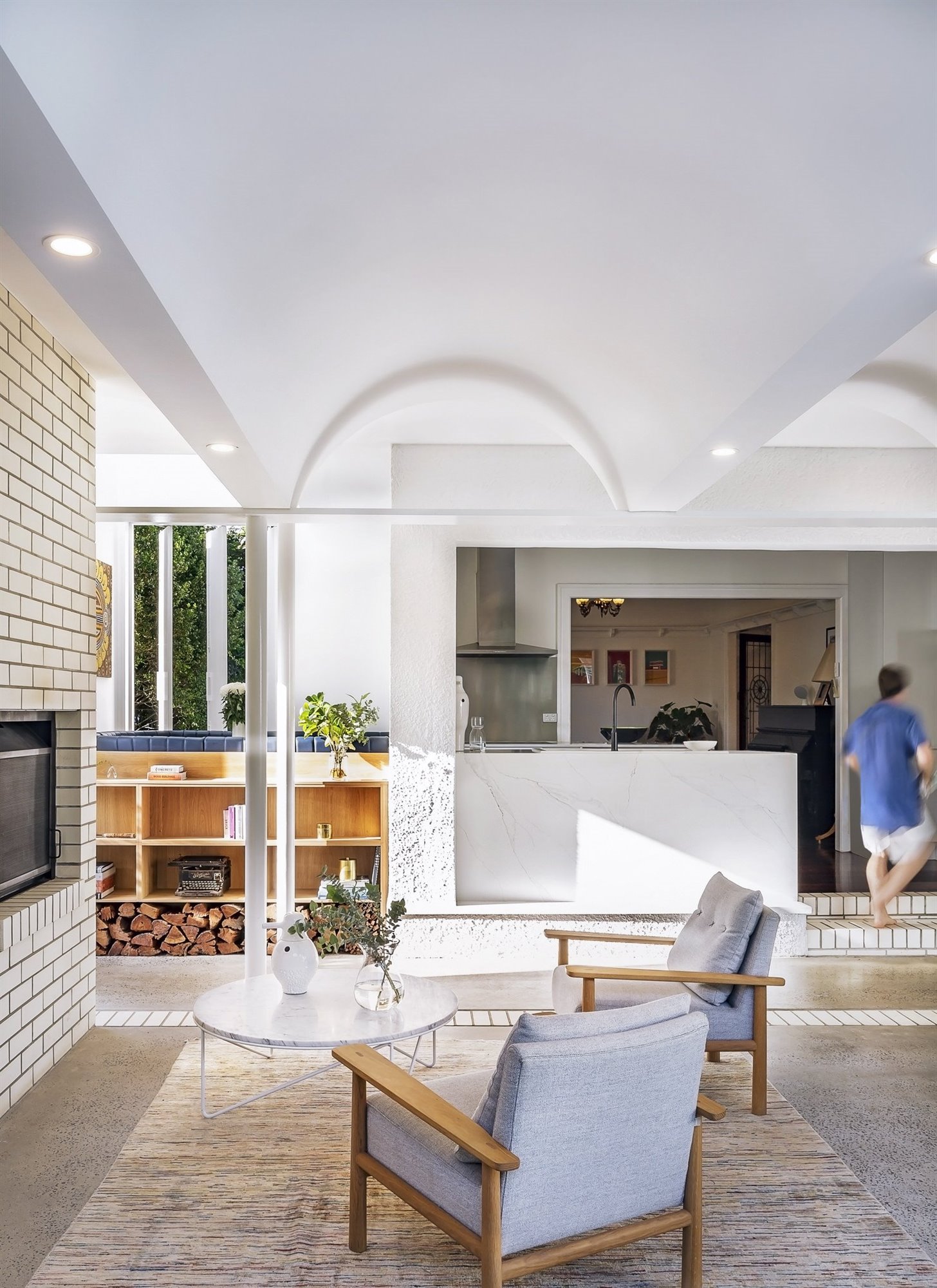 Casa de verano con piscina en Brisbane con fachada blanca salon con chimenea