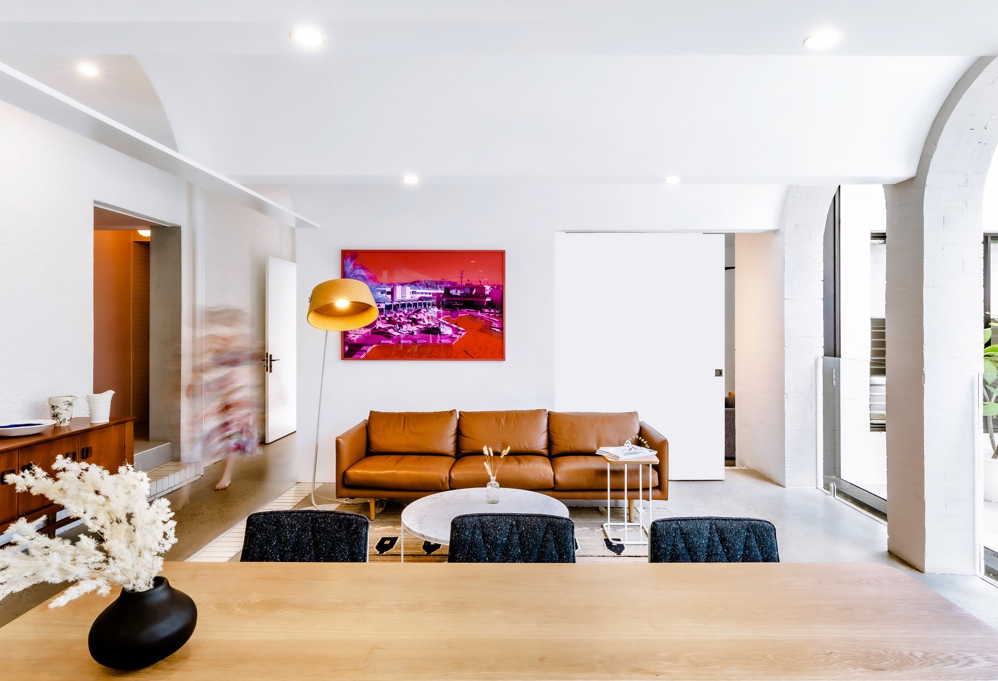 Casa de verano con piscina en Brisbane con fachada blanca salon
