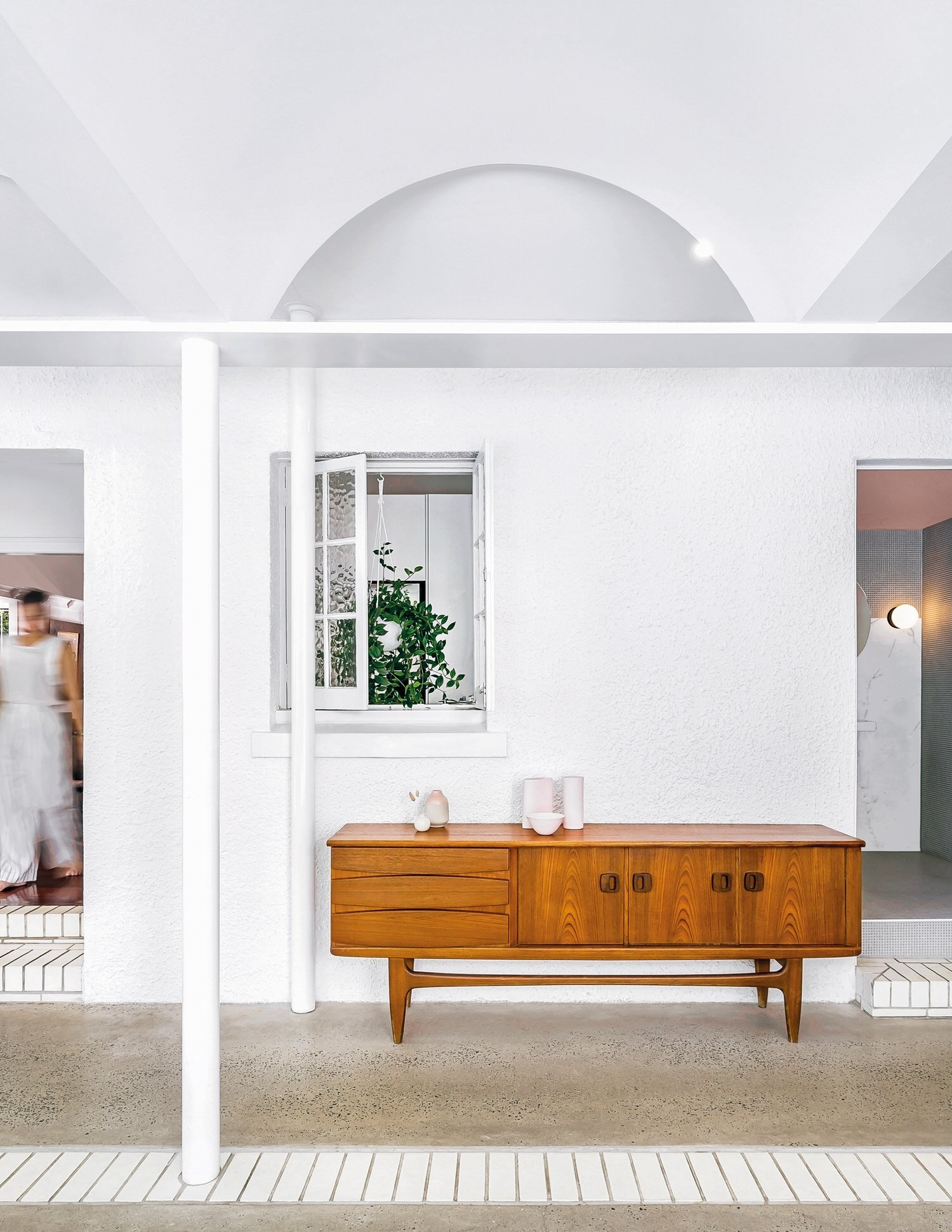 Casa de verano con piscina en Brisbane con fachada blanca techos con arcos