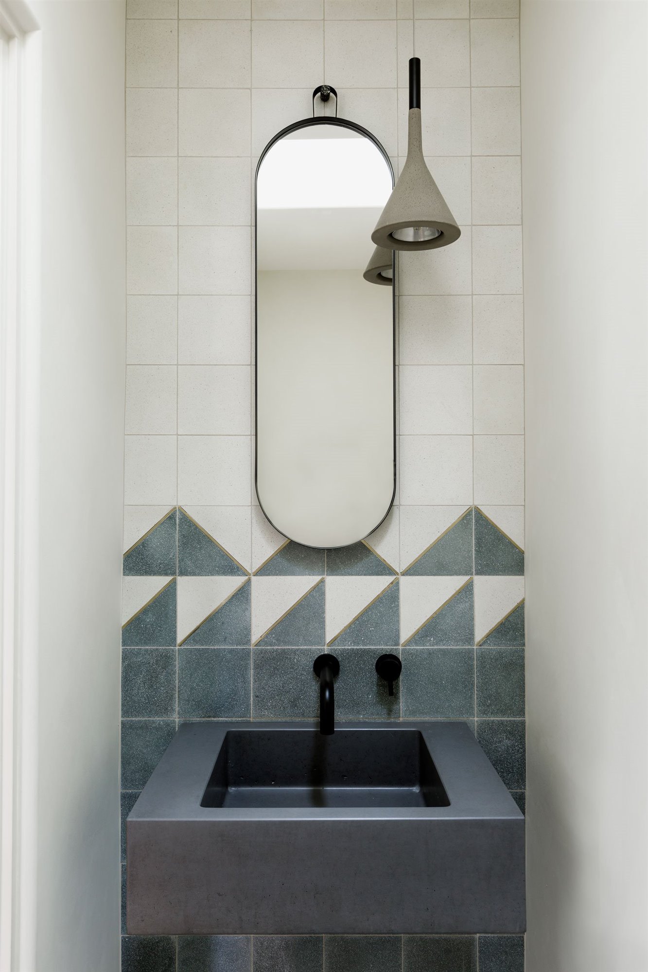 Casa moderna con arcos en Australia baño