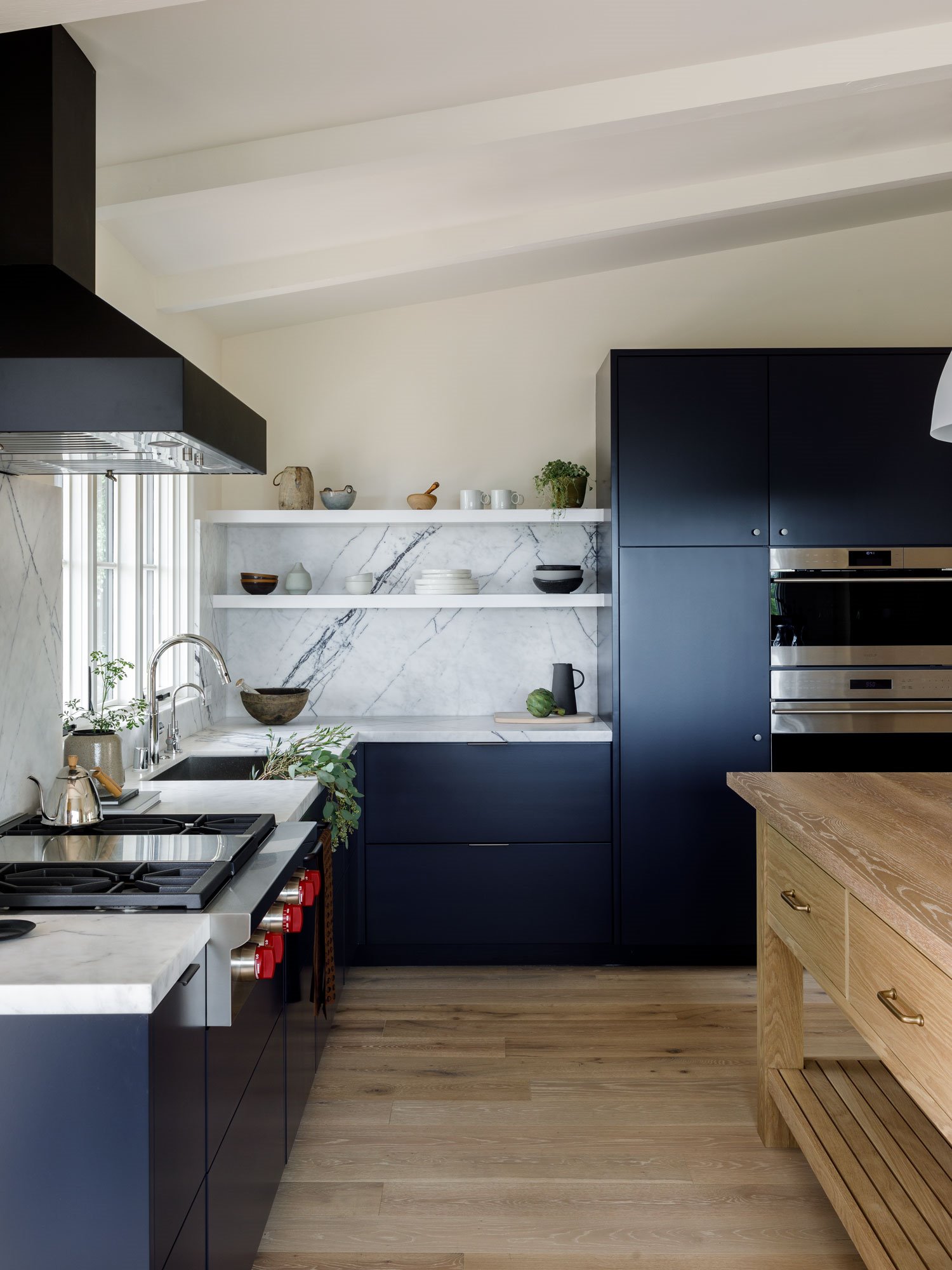 Casa moderna con arcos en cocina