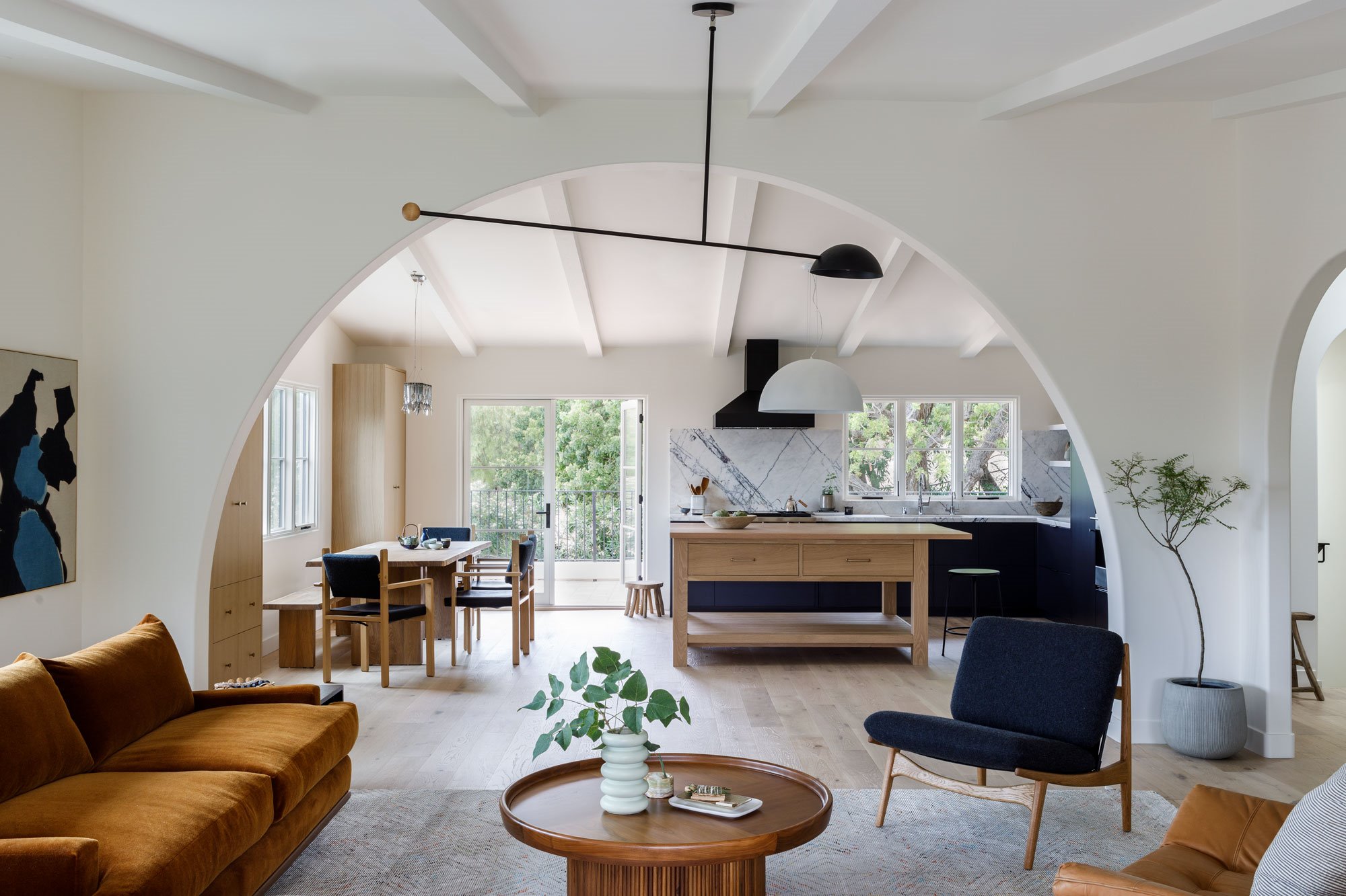 Casa moderna con arcos en Australia salon abierto a la cocina y el comedor
