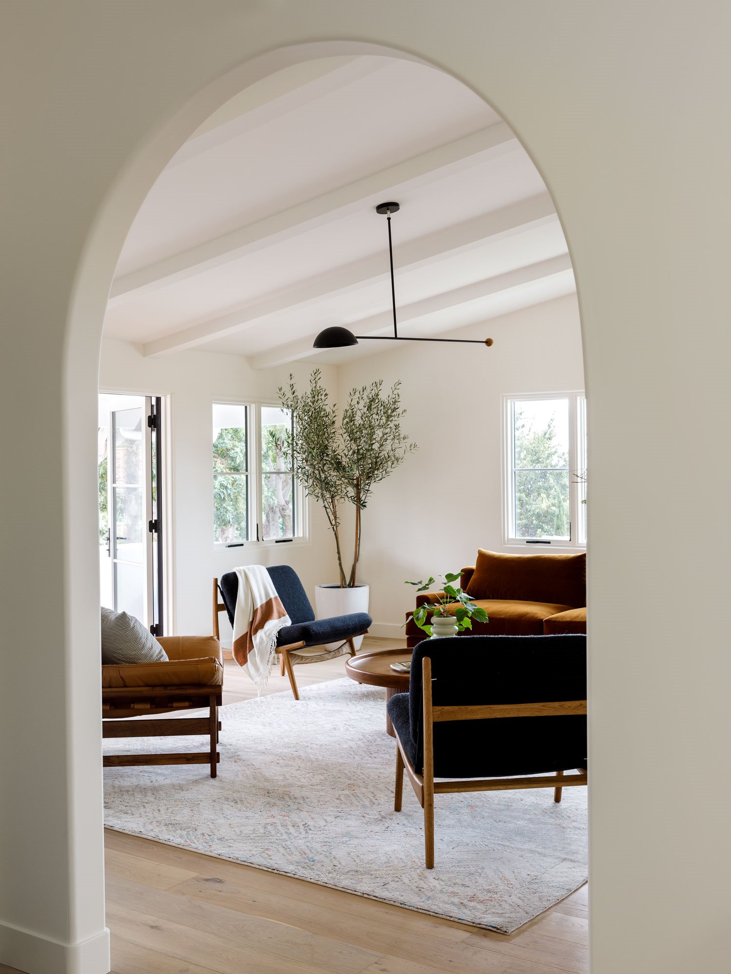 Casa moderna con arcos en Australia salon con butacas de piel
