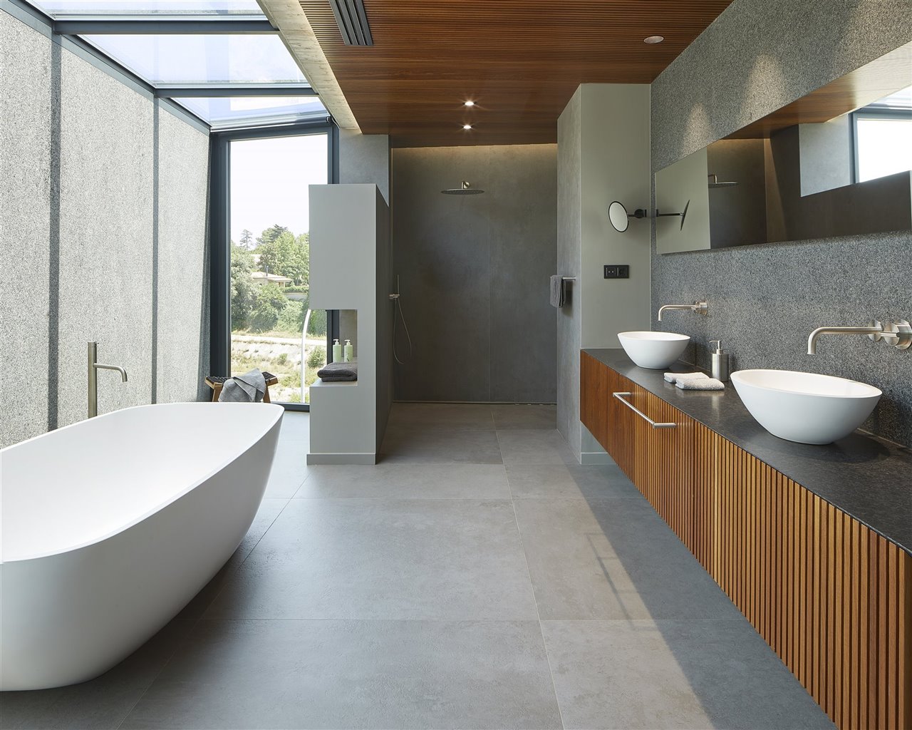 El lucernario del baño de la suite, realizado con el muro cortina GEODE, amplía notablemente la entrada de luz natural.