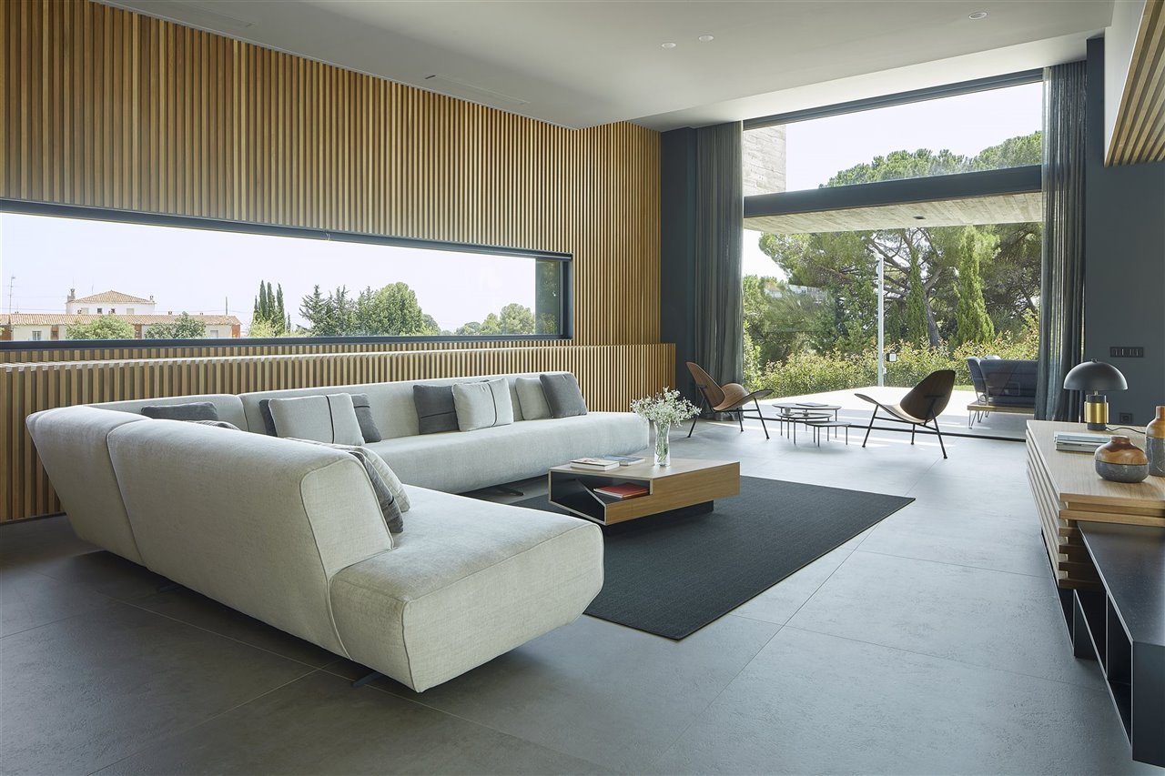 Gracias a la corredera de 8 metros de largo ARTLINE XL, de TECHNAL, se ha conseguido conectar el interior con el exterior. 
