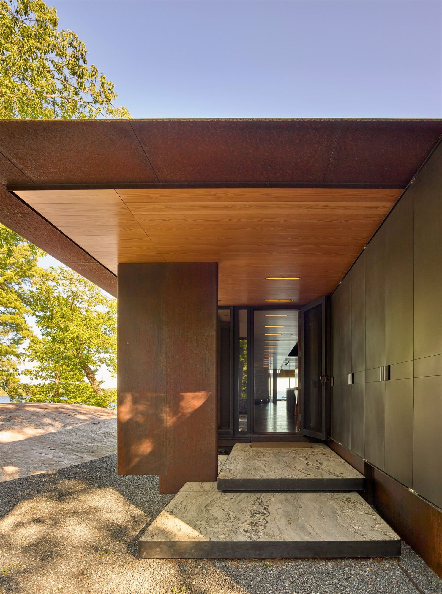 Casa moderna de madera en mitad de una roca en Ontario entrada