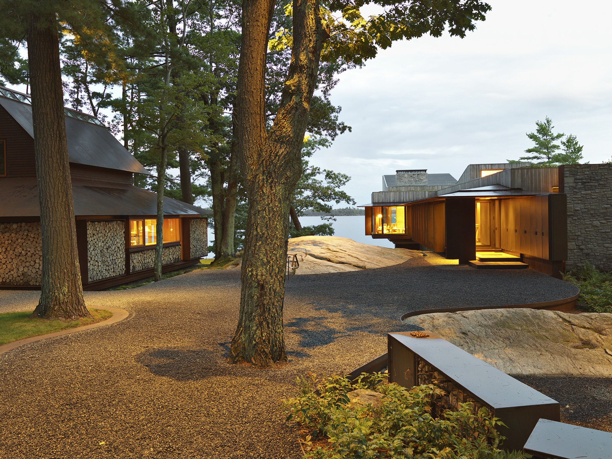 Casa moderna de madera en mitad de una roca en Ontario exterior
