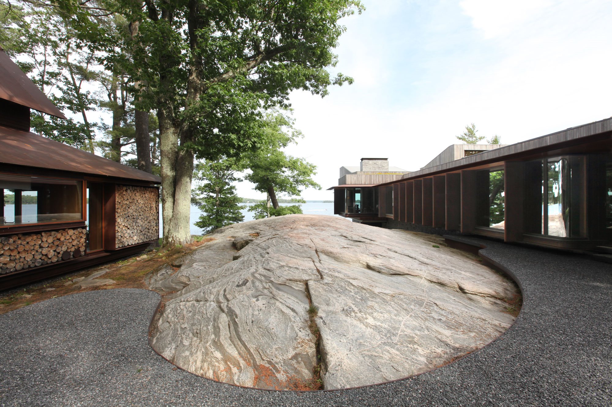 Casa moderna de madera en mitad de una roca en Ontario jardin