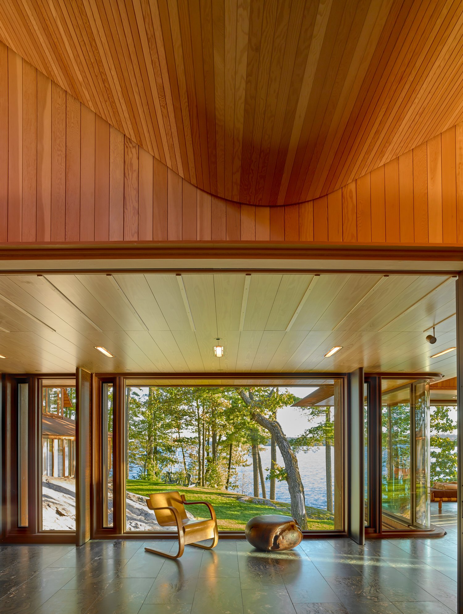 Casa moderna de madera en mitad de una roca en Ontario techos de madera