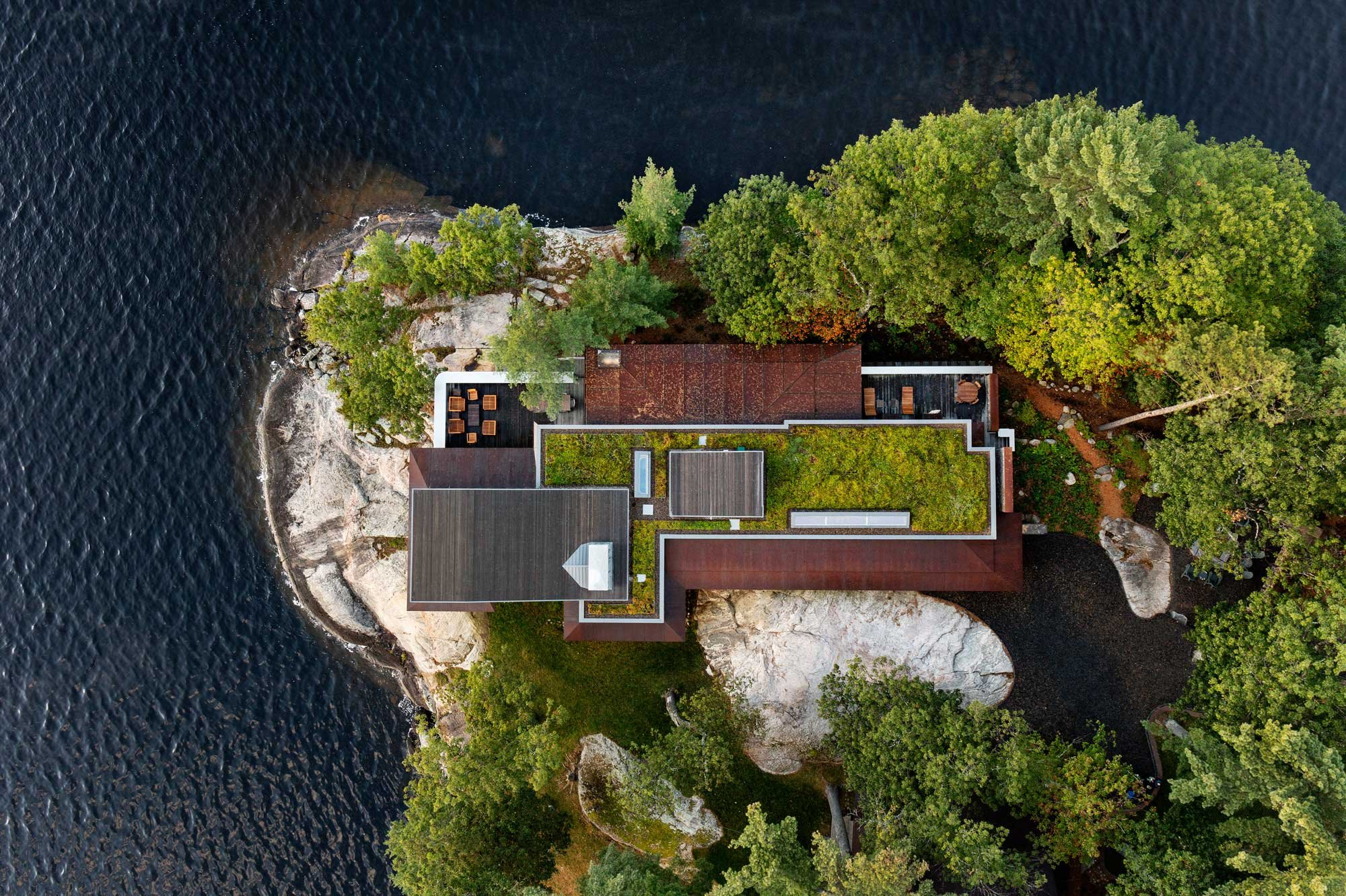 Casa moderna de madera en mitad de una roca en Ontario vista aerea