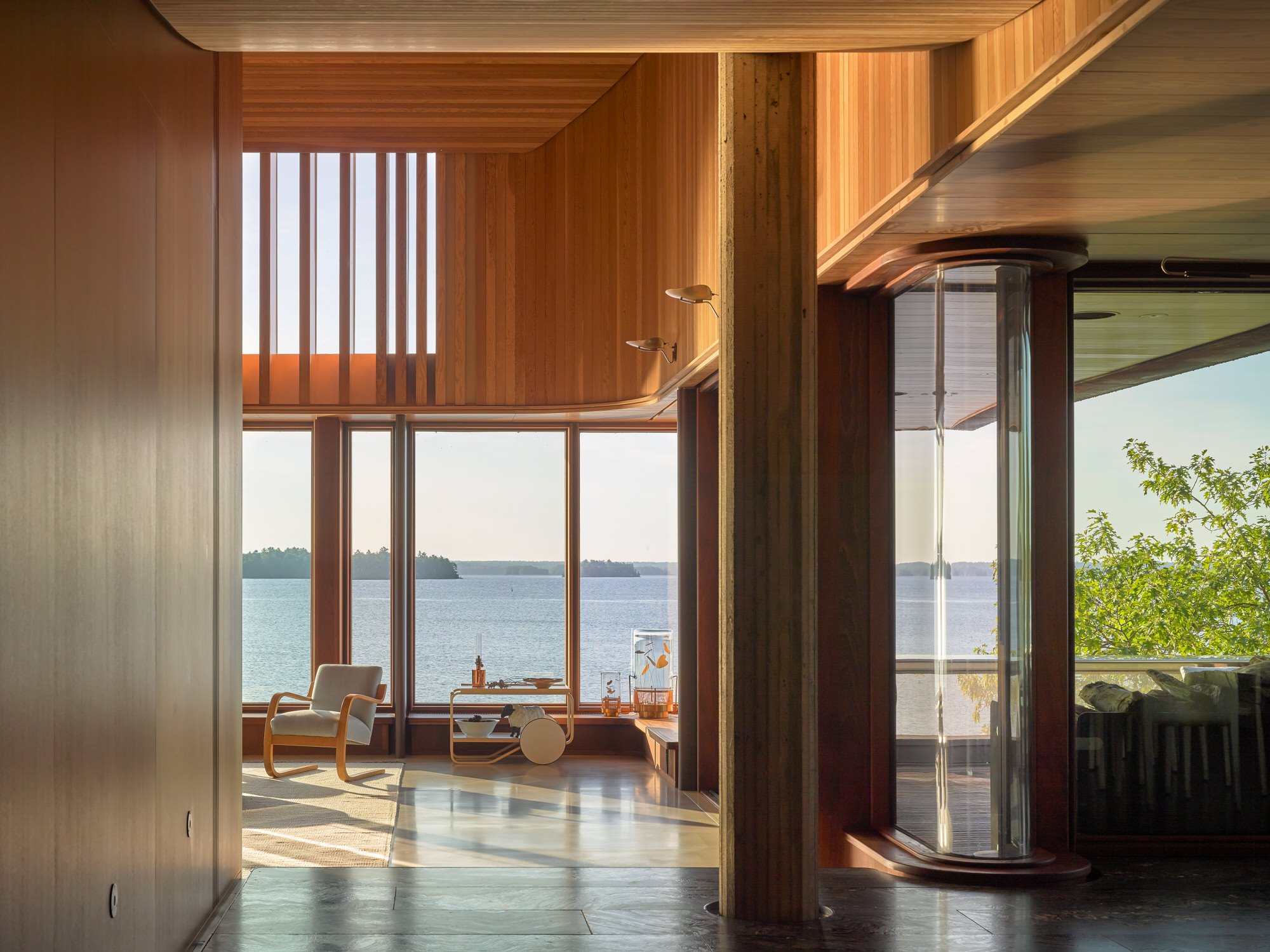 Casa moderna de madera en mitad de una roca en Ontario vistas al mar
