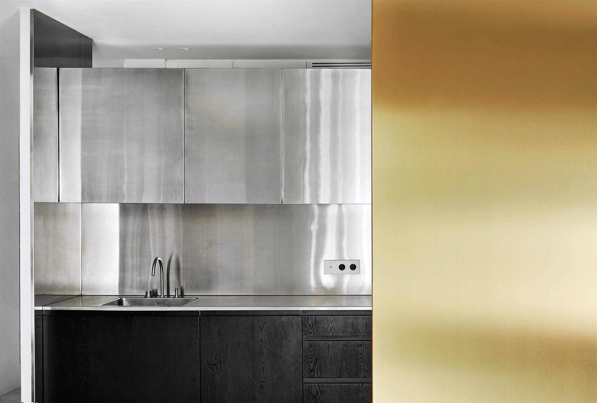 Piso moderno reformado en Barcelona con mucha luz cocina