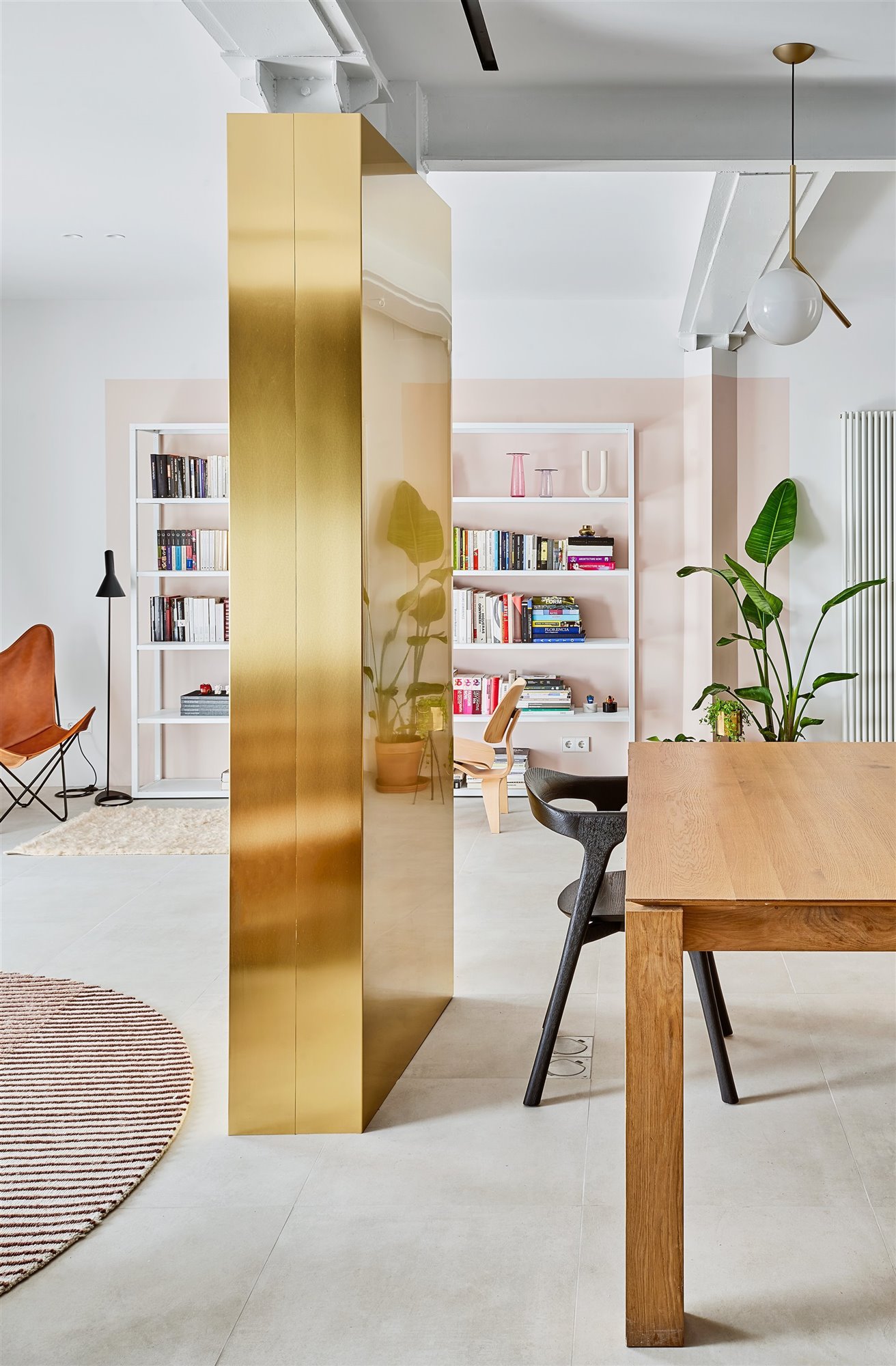 Piso moderno reformado en Barcelona con mucha luz comedor y salon
